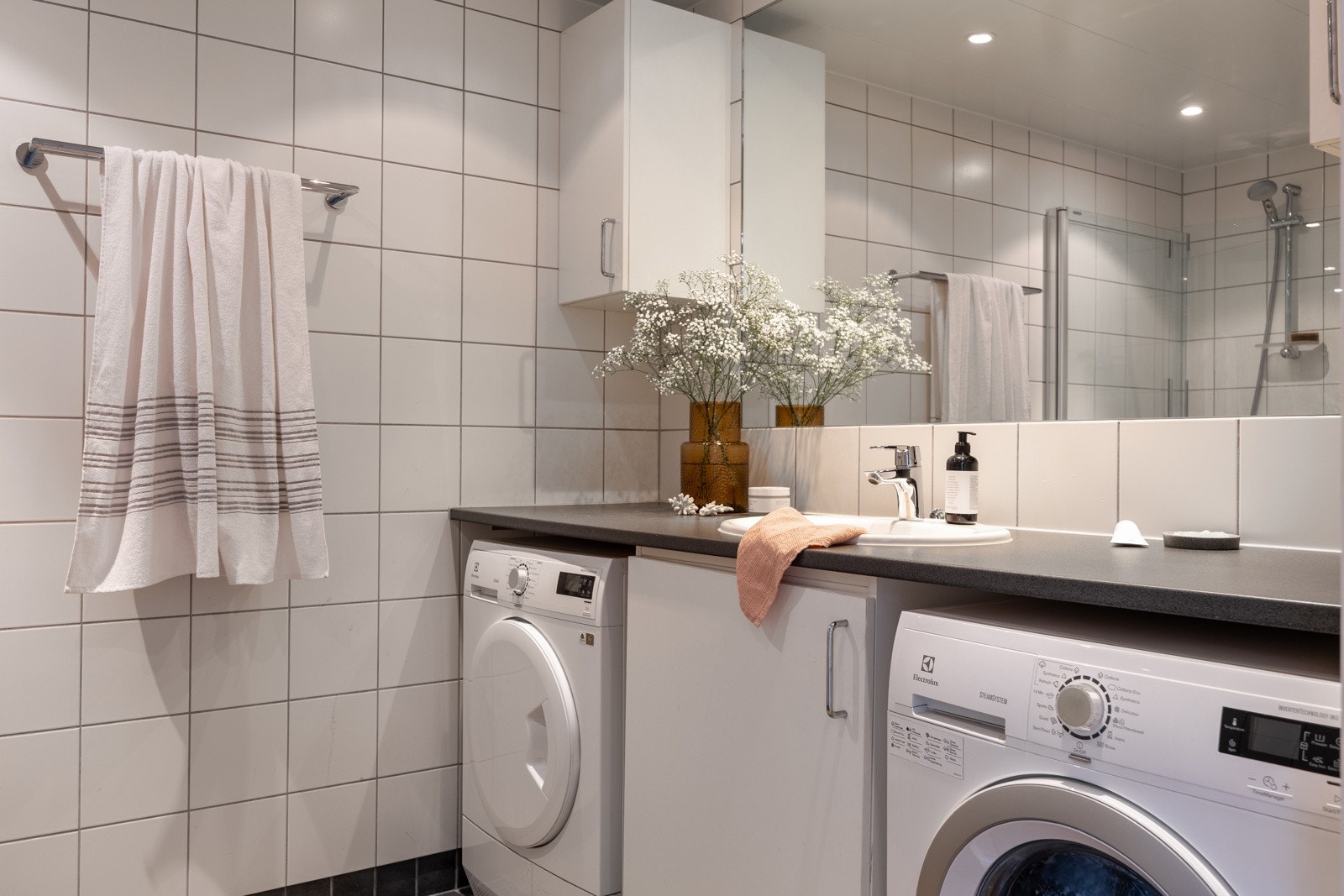 Det er opplegg for vaskemaskin og tørketrommel på bad. Galleribilde