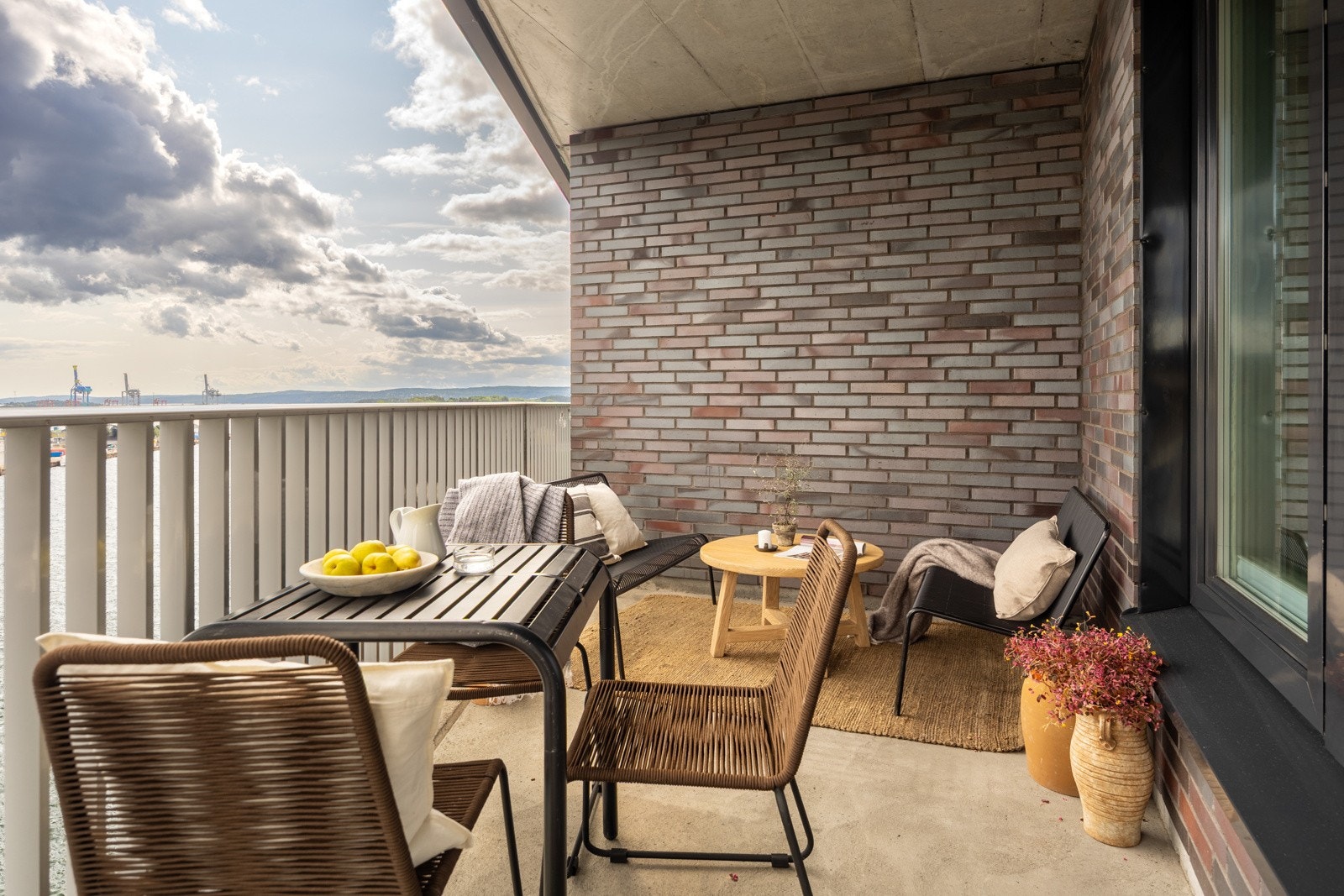 Det er direkte utgang til en leilighetens solrike balkong, som kan brukes som en forlengelse av stuen i sommerhalvåret. Galleribilde