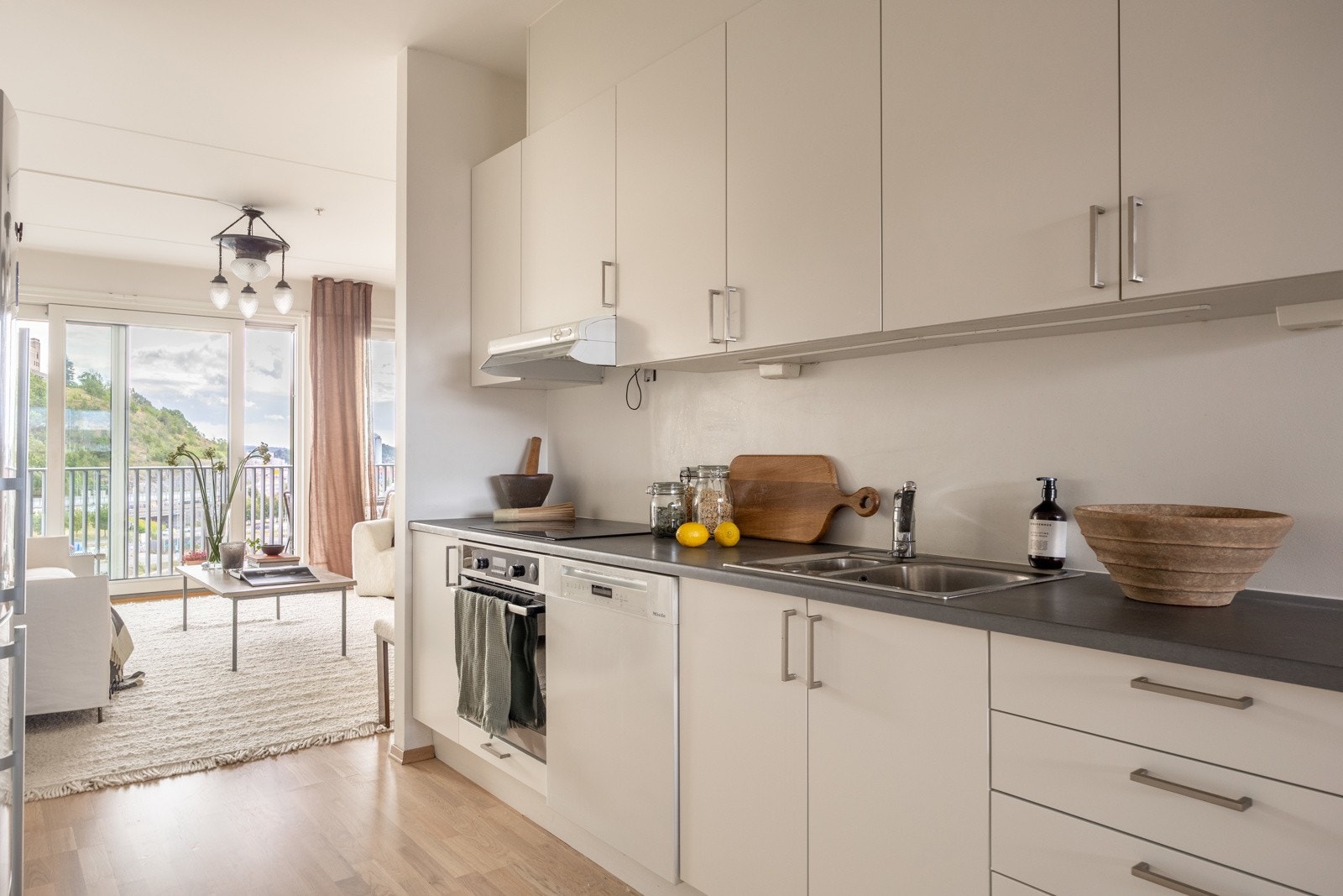 Det er integrerte hvitevarer som oppvaskmaskin, platetopp og stekeovn. Løse hvitevarer medfølger ikke. Galleribilde