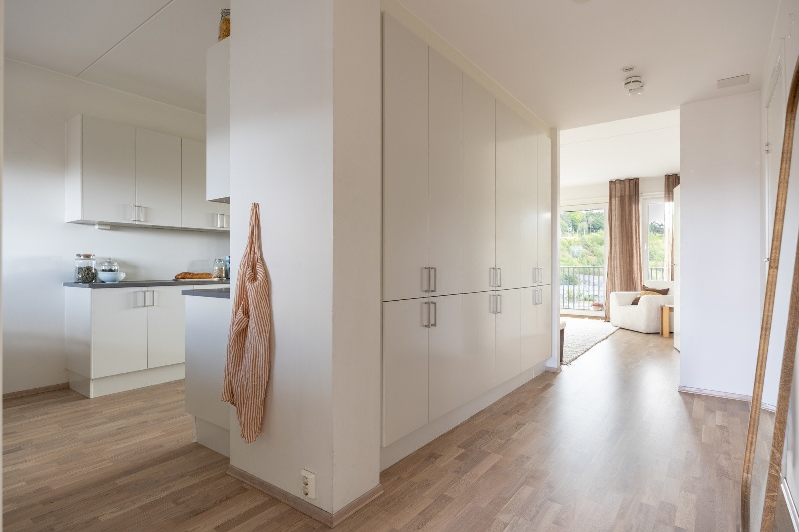 Stor garderobeplass i mellomgangen Galleribilde