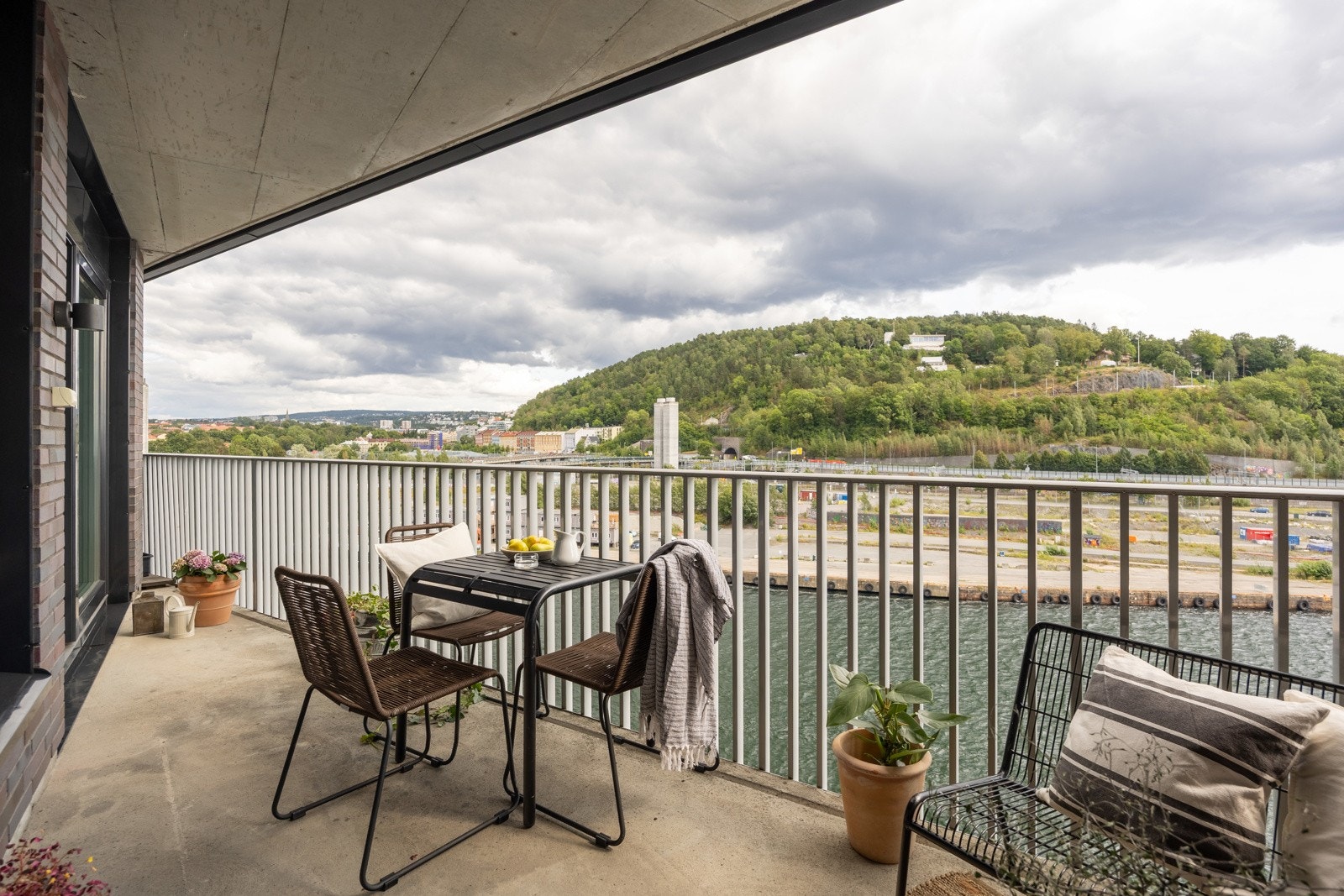 Den sørøstlige beliggenheten gir også et fint lysinnslipp til stuen gjennom balkongdøren og vindu. Galleribilde