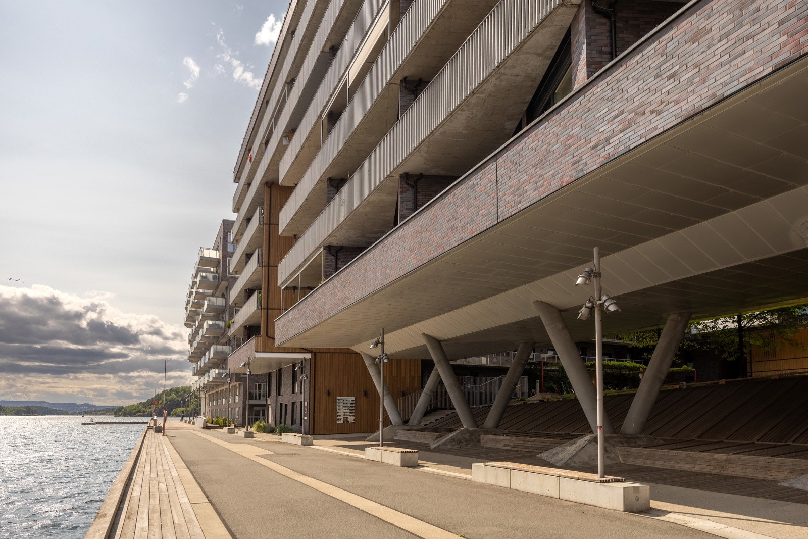 Langs den hyggelige promenaden finner du flere populære restauranter som Bun's Burger Bar, Coyo og Castello, samt flere eksklusive spisesteder i Bjørvika. For dagligvarer er både Coop Prix og Rema 1000 lett tilgjengelig, i tillegg til den nyåpnede Meny-bu Galleribilde