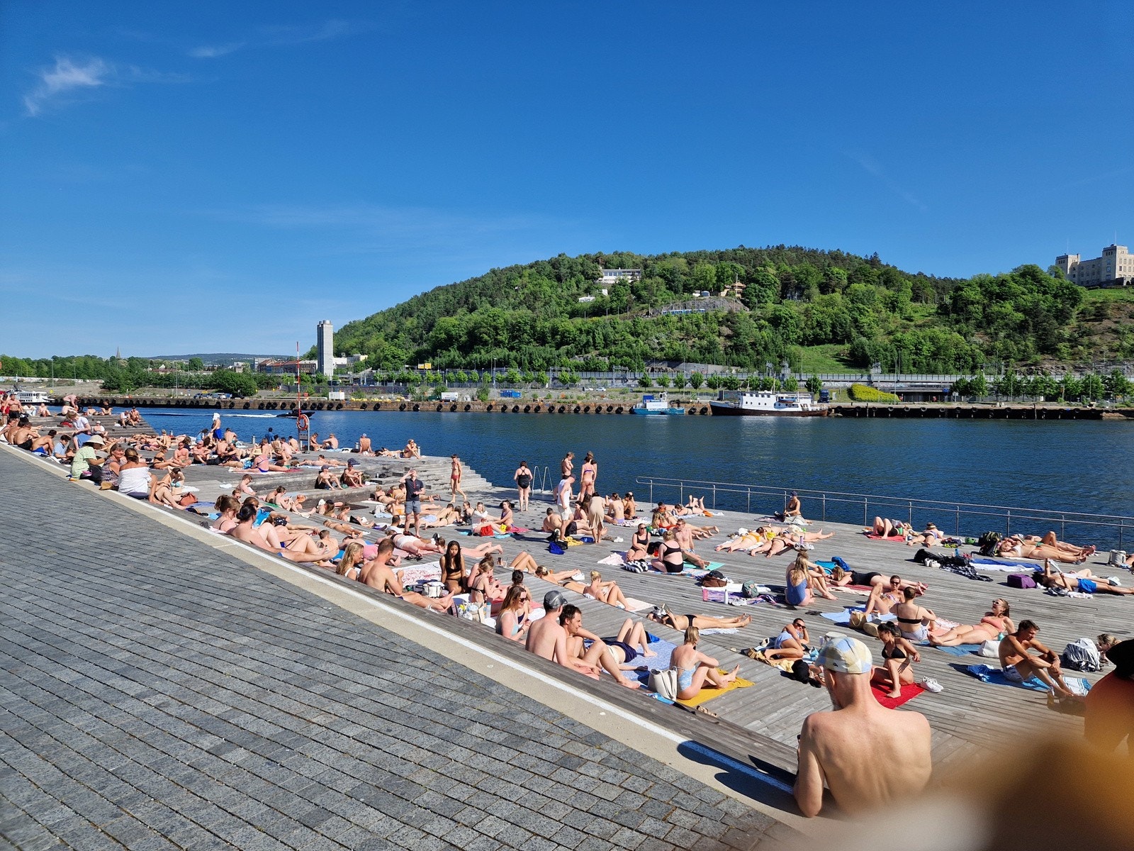 Sørenga sjøbad ligger kun to minutter unna, og er blant byens flotteste med saltvannsbasseng, stupebrett og solrike sitteplasser. Galleribilde