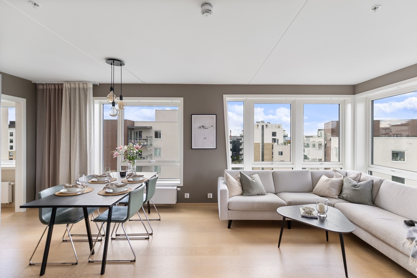 Stue med lite innsyn og mye naturlig lys Galleribilde