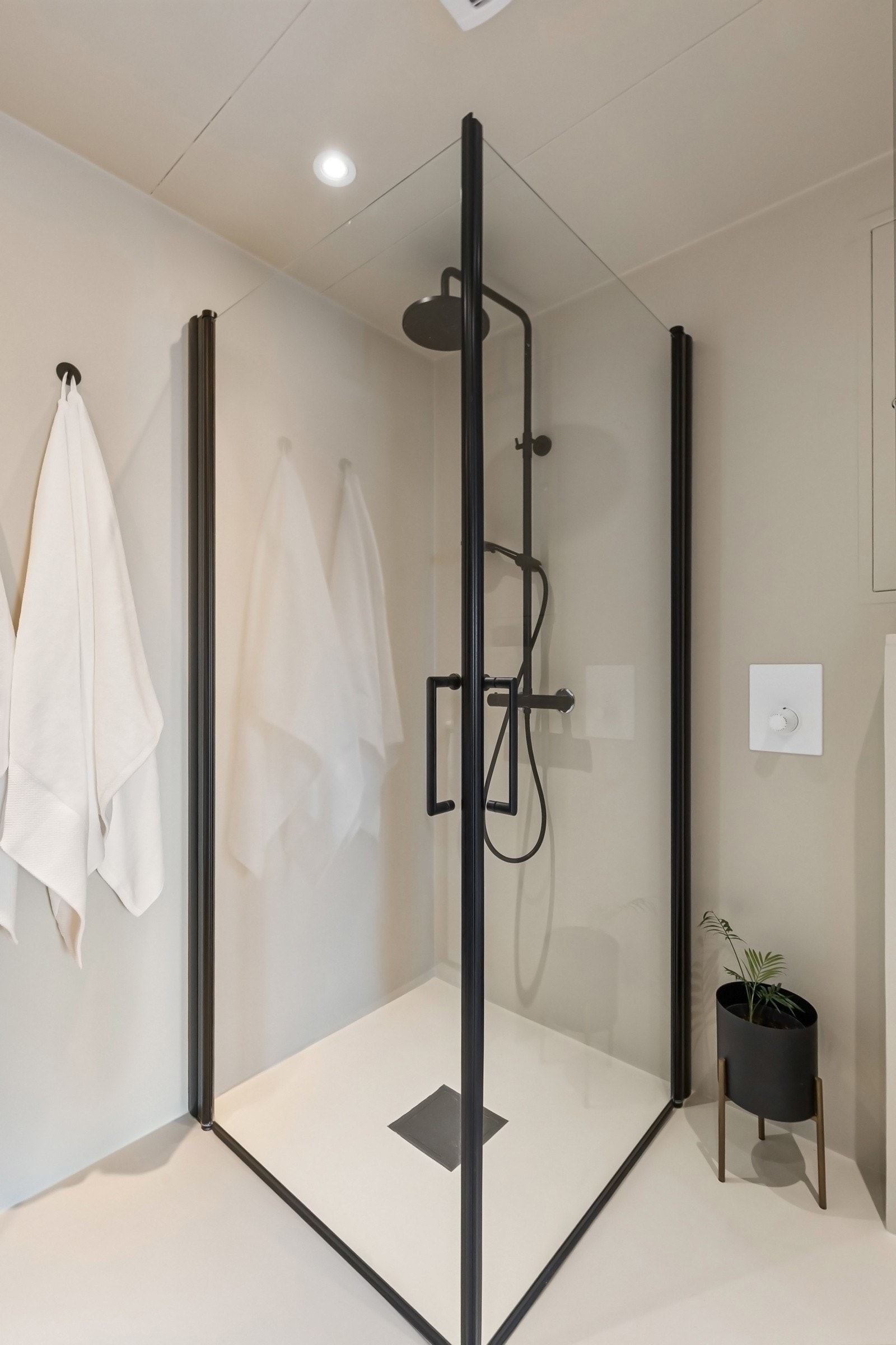 Romslig dusjhjørne. Varmtvann inkludert i husleien Galleribilde