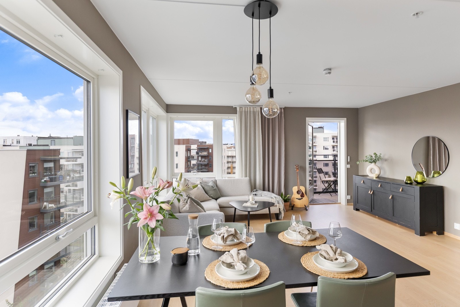 Det er påkostet og installert screens på vinduer Galleribilde