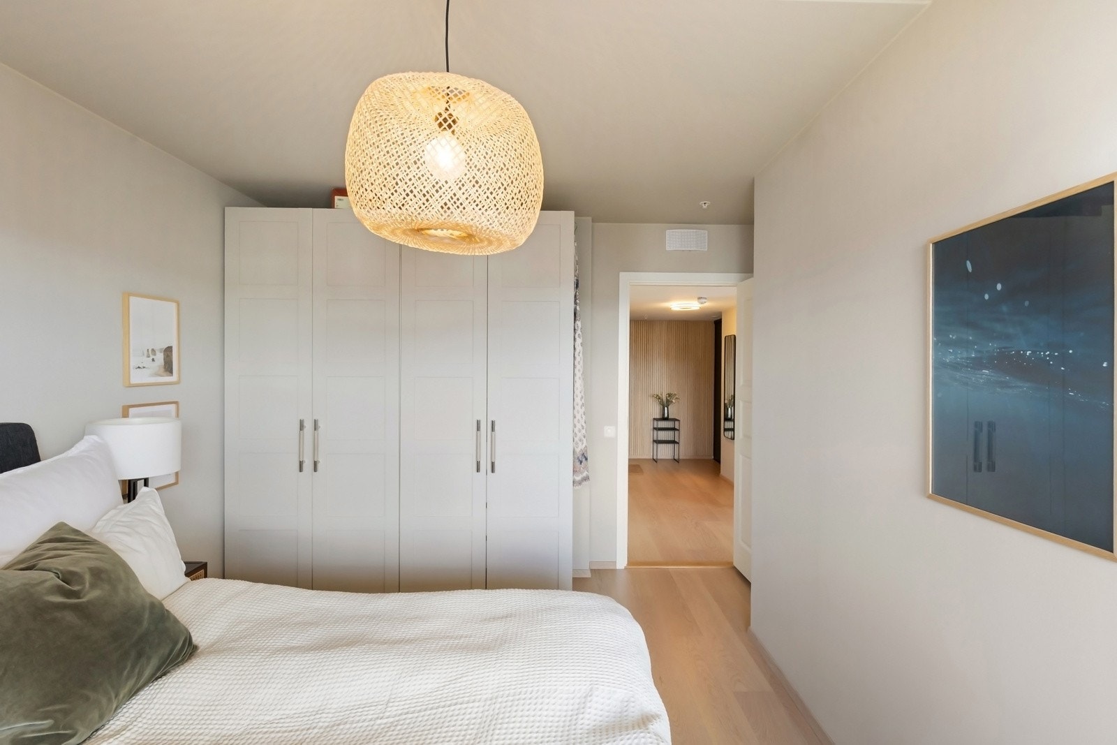 Soverom med gode garderobeløsninger Galleribilde