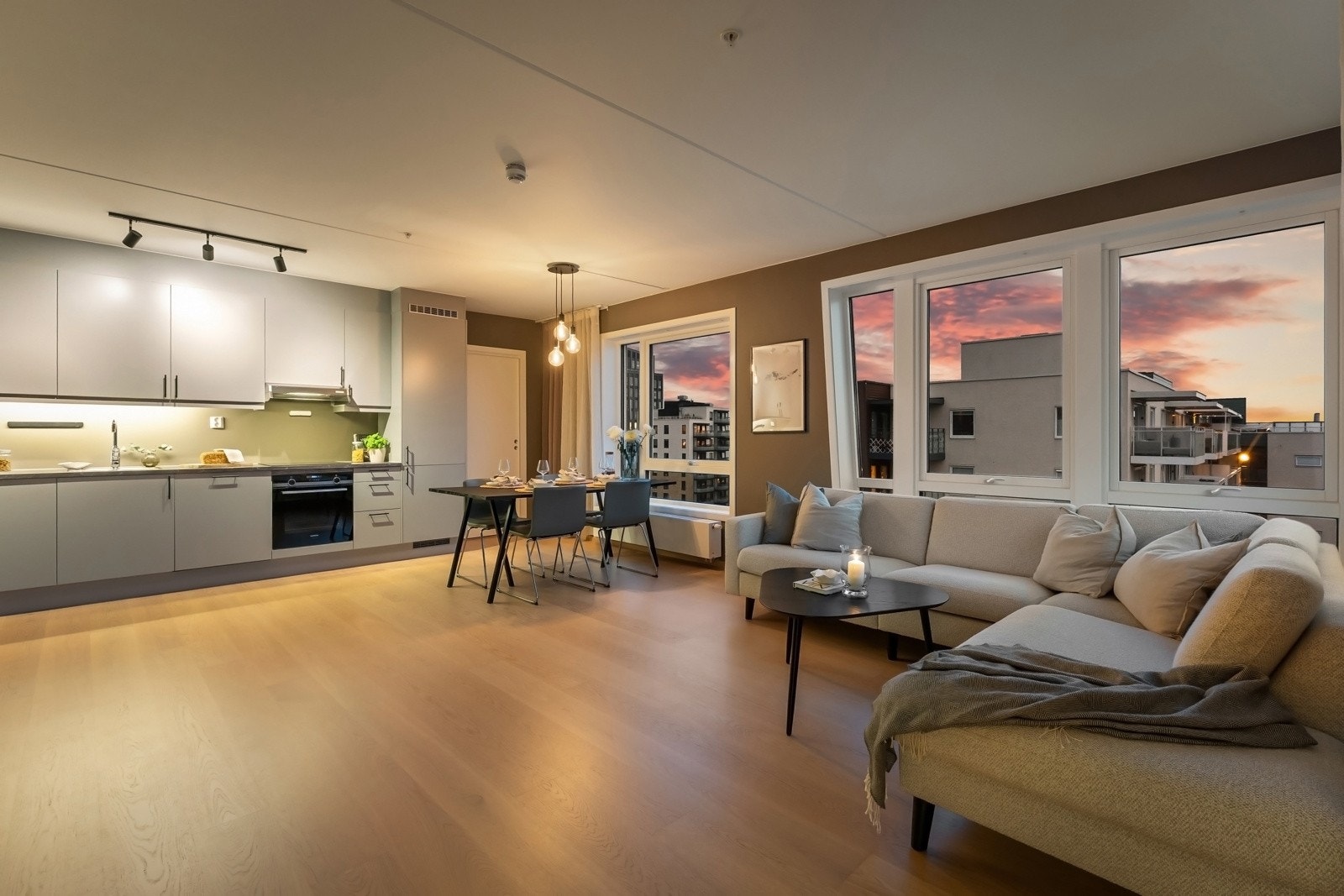 Stor stue med åpen kjøkkenløsning Galleribilde