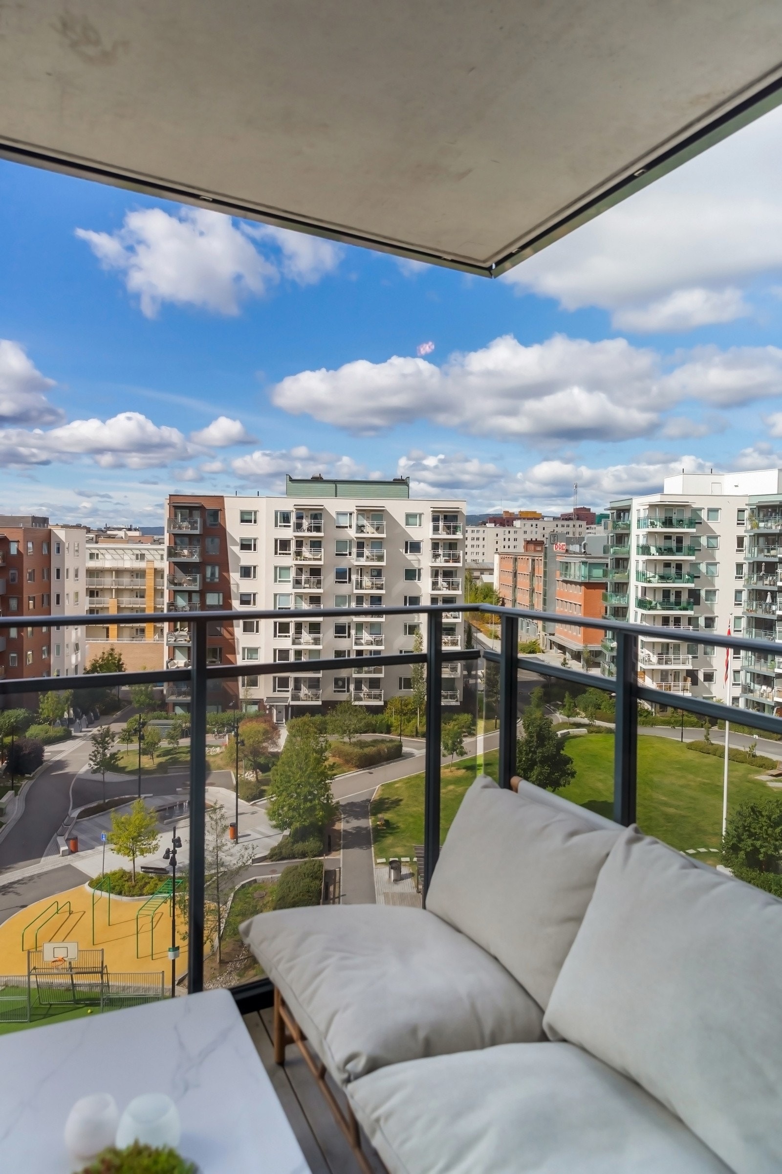 Balkong mot stort gårdsrom Galleribilde