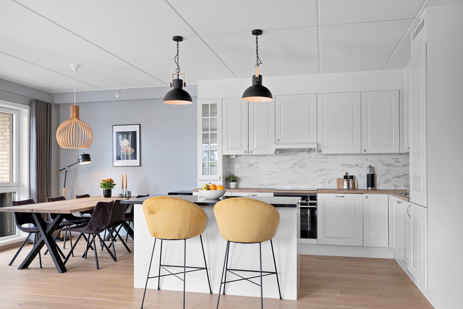 Ny kjøkkenøy fra Sigdal ble satt inn i 2022. Lekre fliser over benkeplate fra 2024. Galleribilde