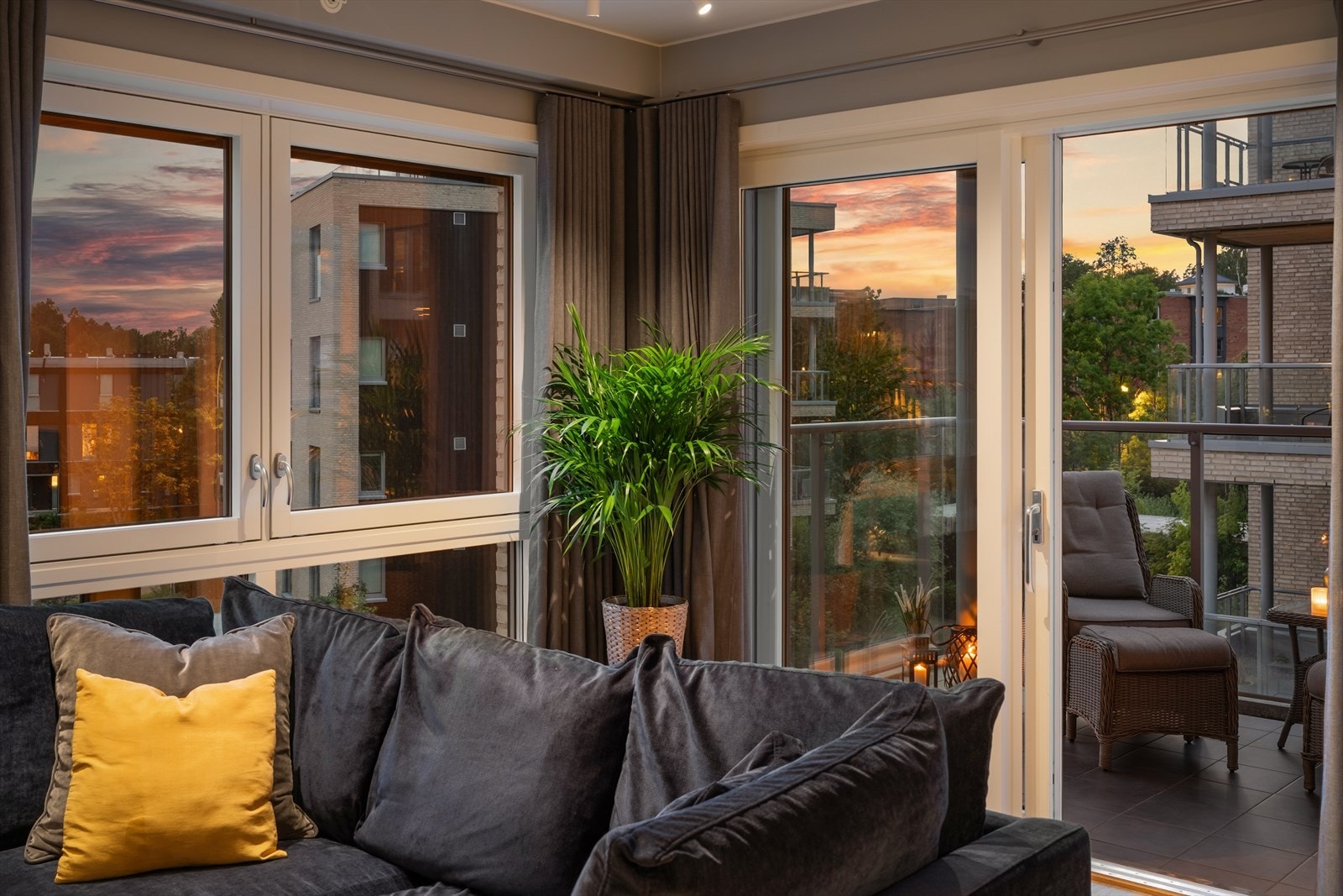 Store vindusflater som gir rikelig med naturlig lys. Galleribilde