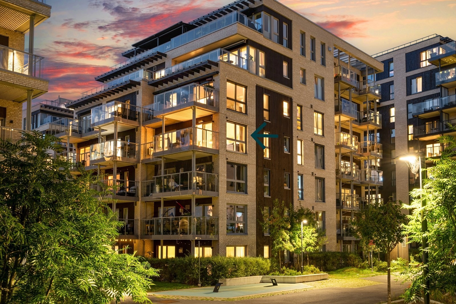 Moderne boligkompleks fra 2019. Medfølger garasjeplass m/lader. Plassen har en meget god intern beliggenhet. Galleribilde