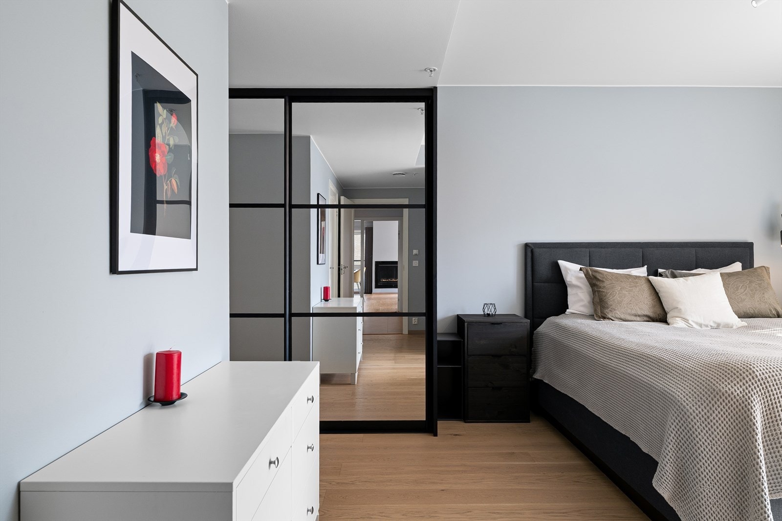 Snekkerbygde garderober fra Leba i hovedsoverom, soverom 3 og entré/gang. Galleribilde