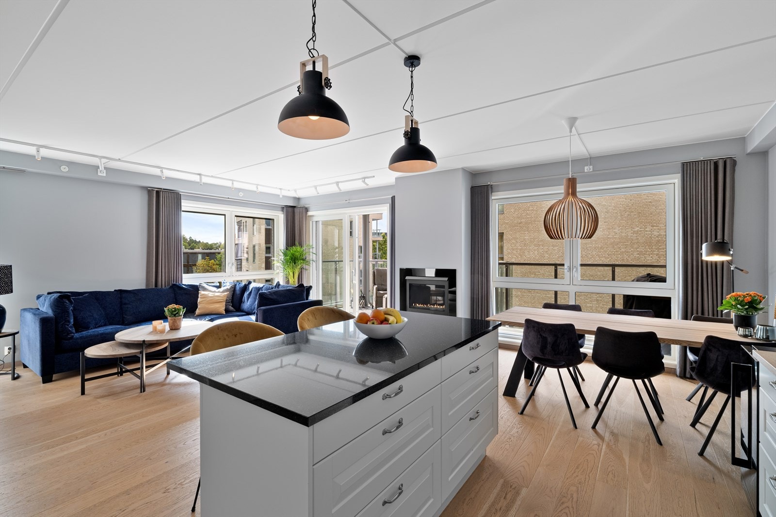 Lys og åpen planløsning med store vindusflater, elegant gasspeis og god plass til både sofakrok og spisebord. Galleribilde