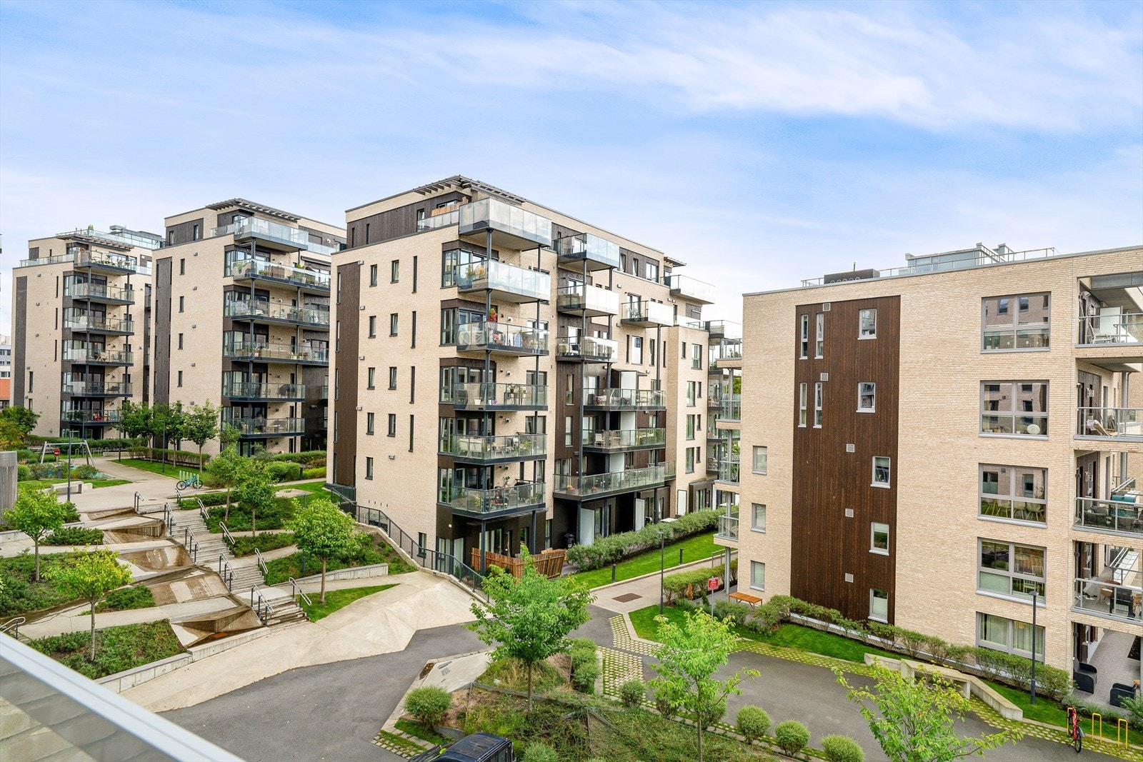 Utsyn fra balkongen mot fellesareal. Galleribilde