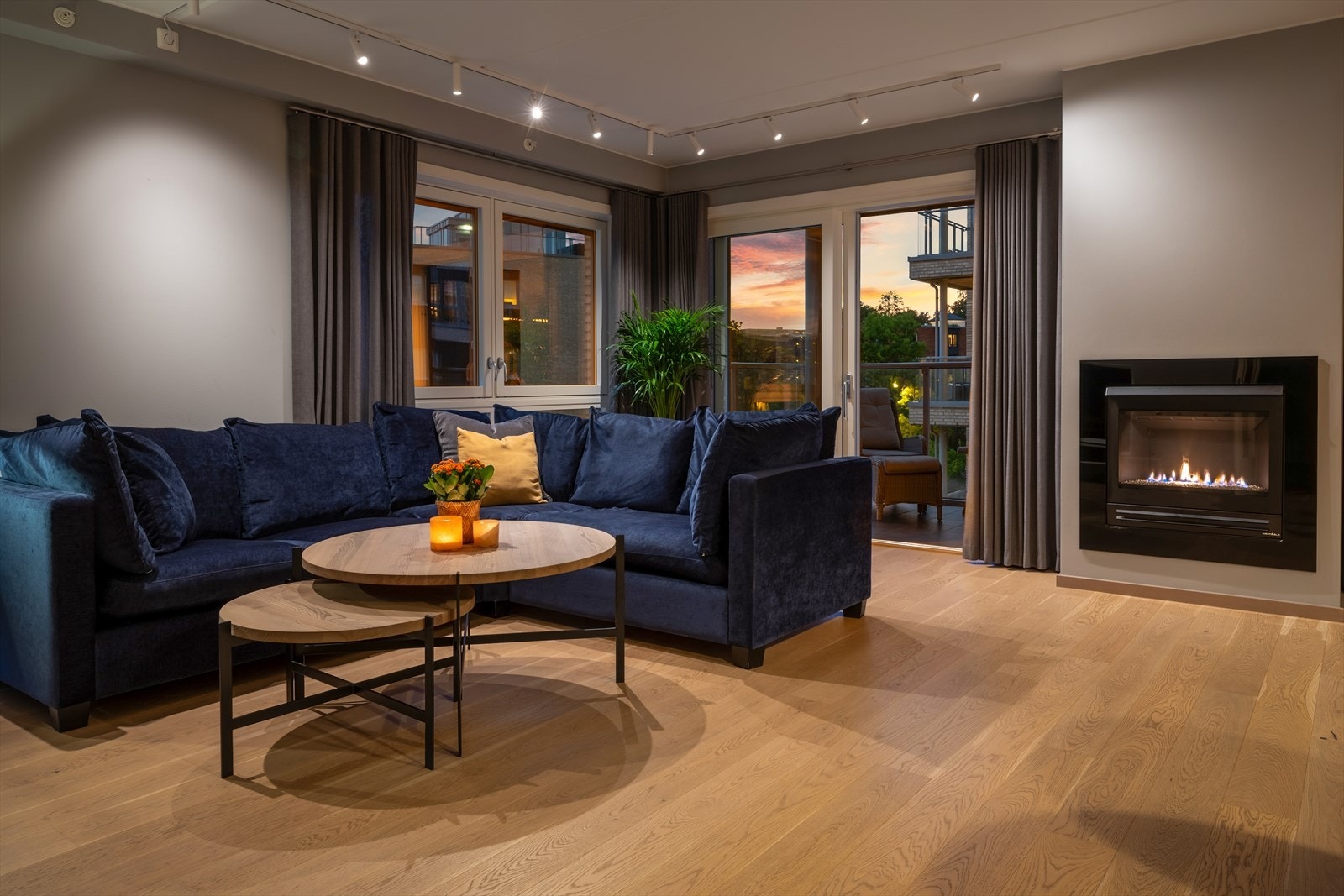 Stuen har plass til sofa og tv-møblement. Fint stemningslys i himling. Galleribilde