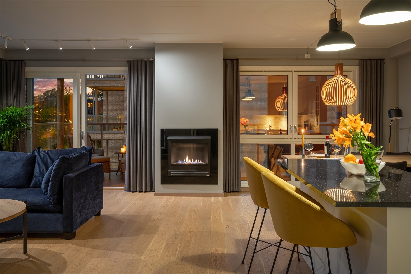 Romslig stue med flere soner og kjøkken i åpen løsning. Galleribilde