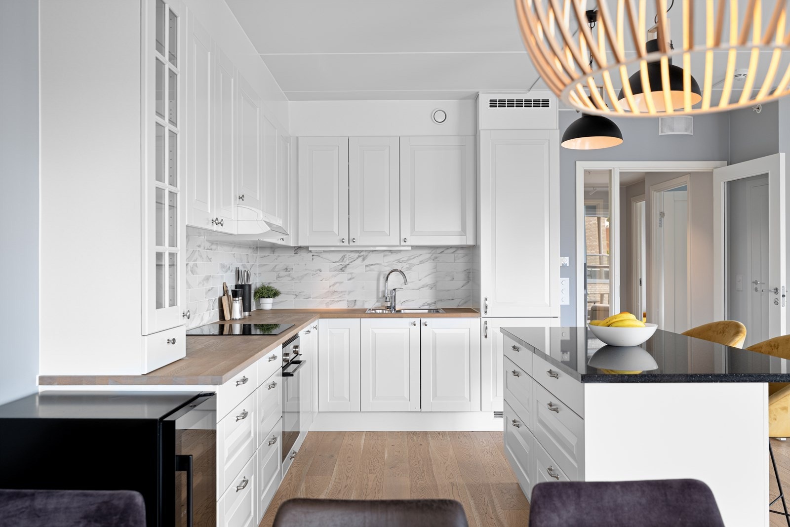 Innredning med mekanisk avtrekksvifte over stekesonen. Det er integrert kjøl/fryseskap, oppvaskmaskin, platetopp og stekovn. Galleribilde