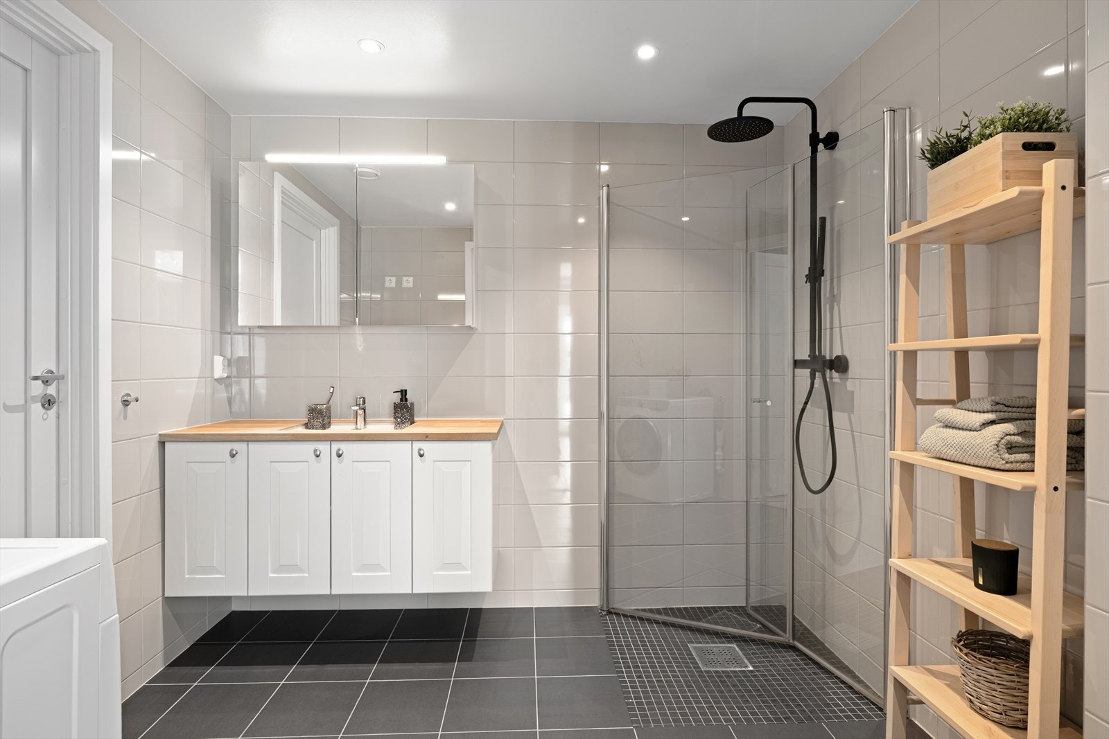 Stort og moderne bad med innsvingbare dusjdører, samt regnfallsdusj. Galleribilde