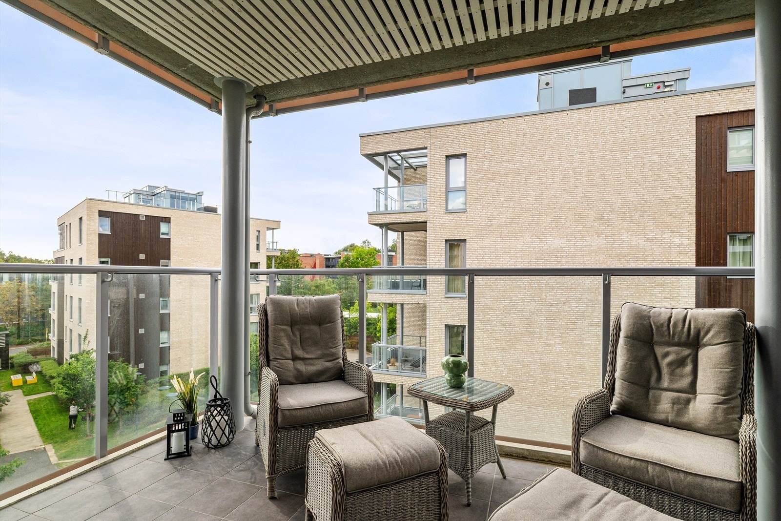 Flislagt balkong og glassrekkverk. Det ble i 2022 installert varmelampe og solskjerming. Galleribilde