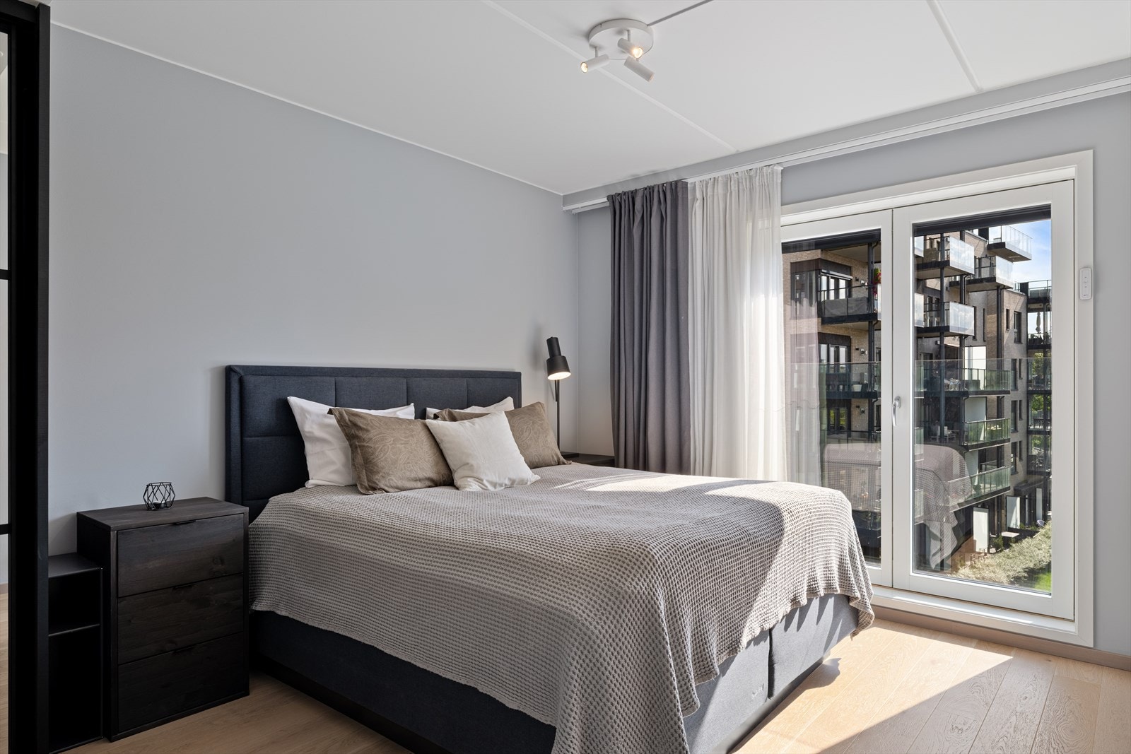 Romslig hovedsoverom med fransk balkong. Galleribilde