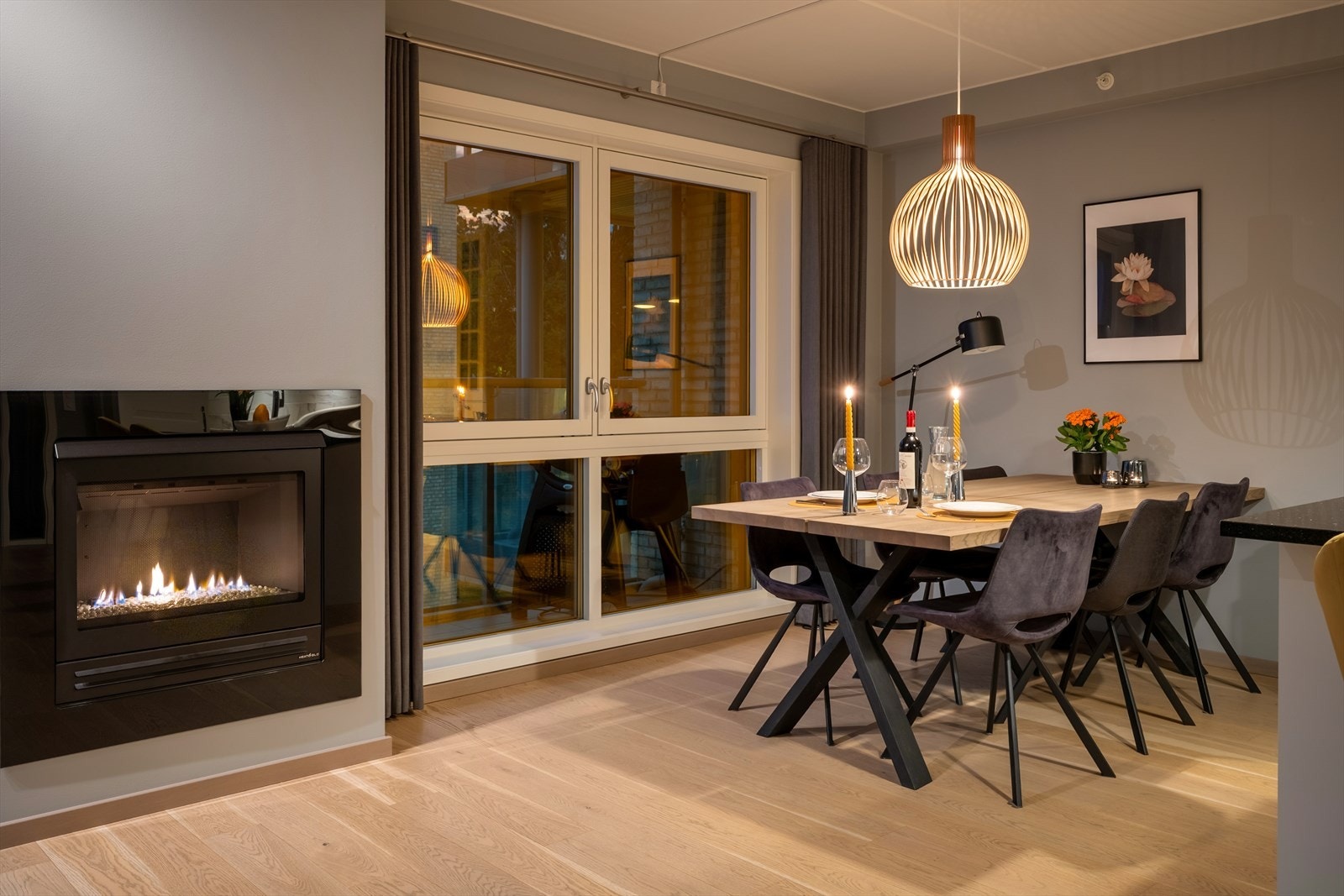 Elegant spiseplass ved peisen, perfekt for hyggelige middager. Galleribilde