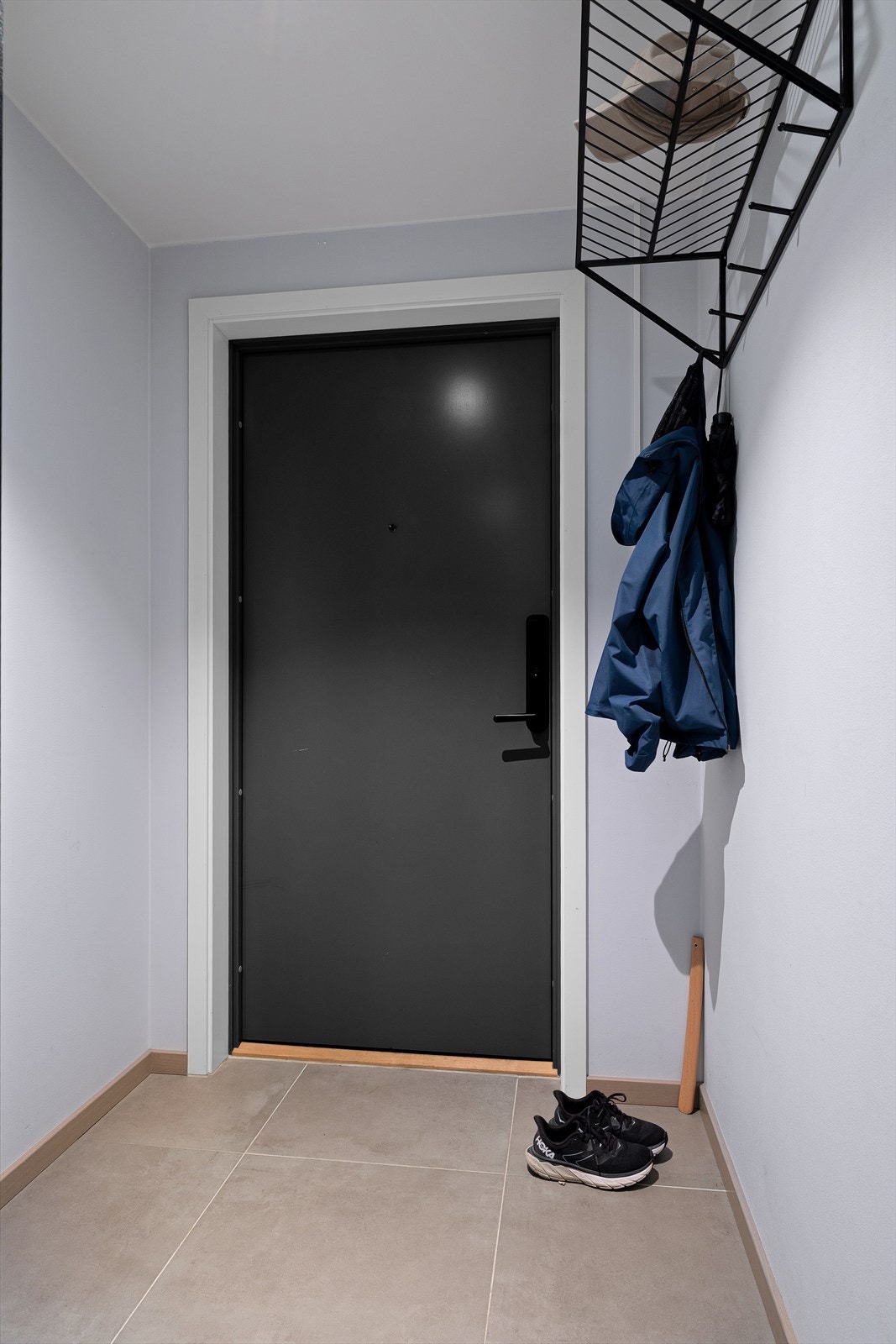 Jakkeoppheng. Inngangsdør med Yale Doorman. Galleribilde