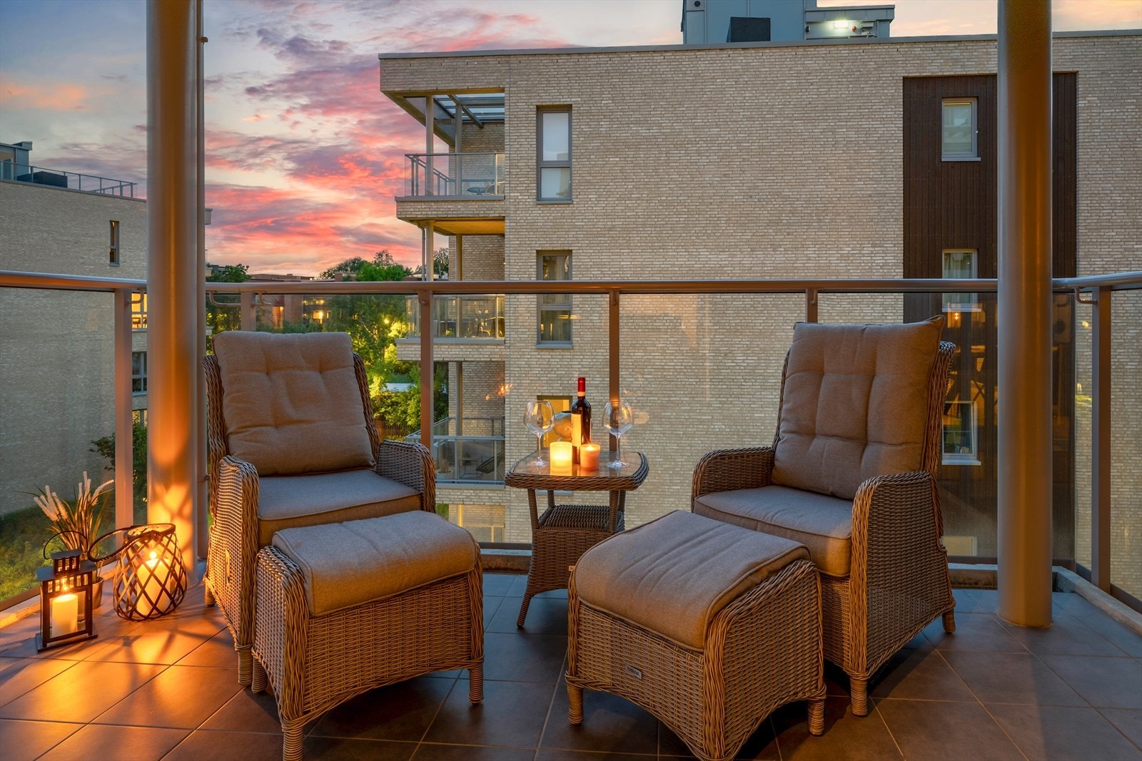 Romslig balkong på 14 kvm med plass til stor sittegruppe og grill. Galleribilde