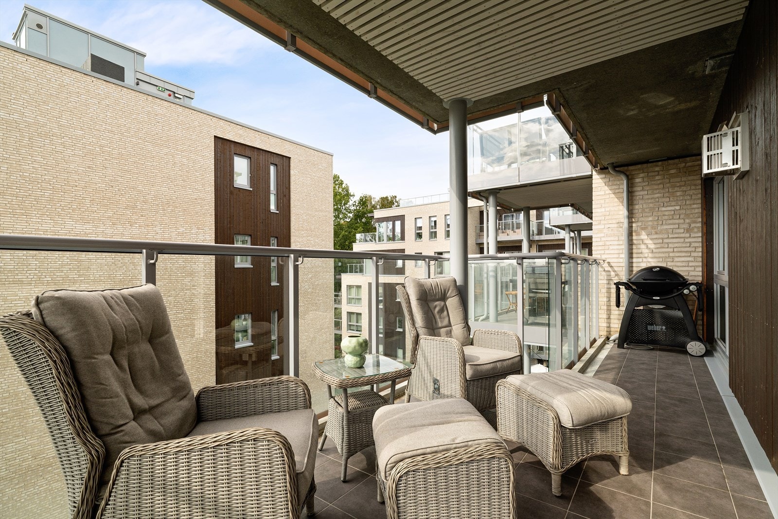 Stor solrik balkong med plass til utemøbler og grill. Oppsett av gassuttak på balkong i 2024. Galleribilde