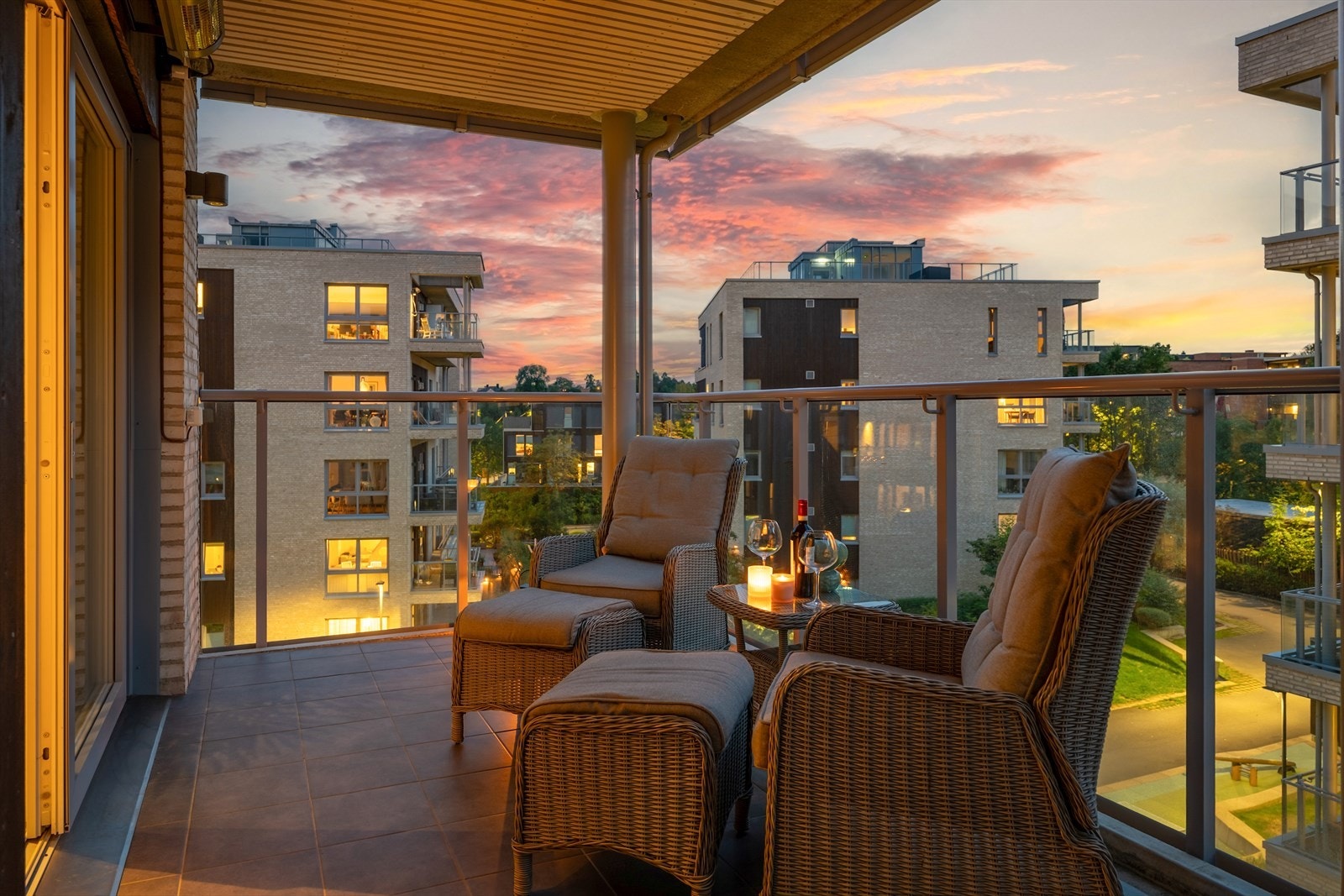 Balkongen vender mot vest og har gode solforhold. Galleribilde