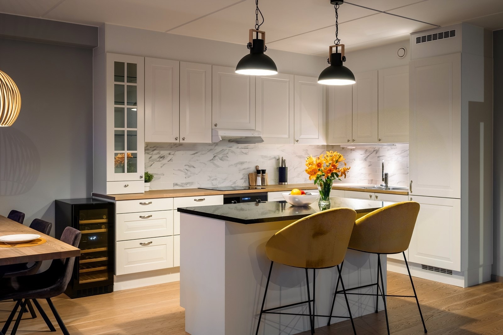 Moderne og funksjonelt Sigdal kjøkken lyse fronter, elegante detaljer, integrerte hvitevarer, rikelig oppbevaringsplass og praktisk kjøkkenøy. Galleribilde