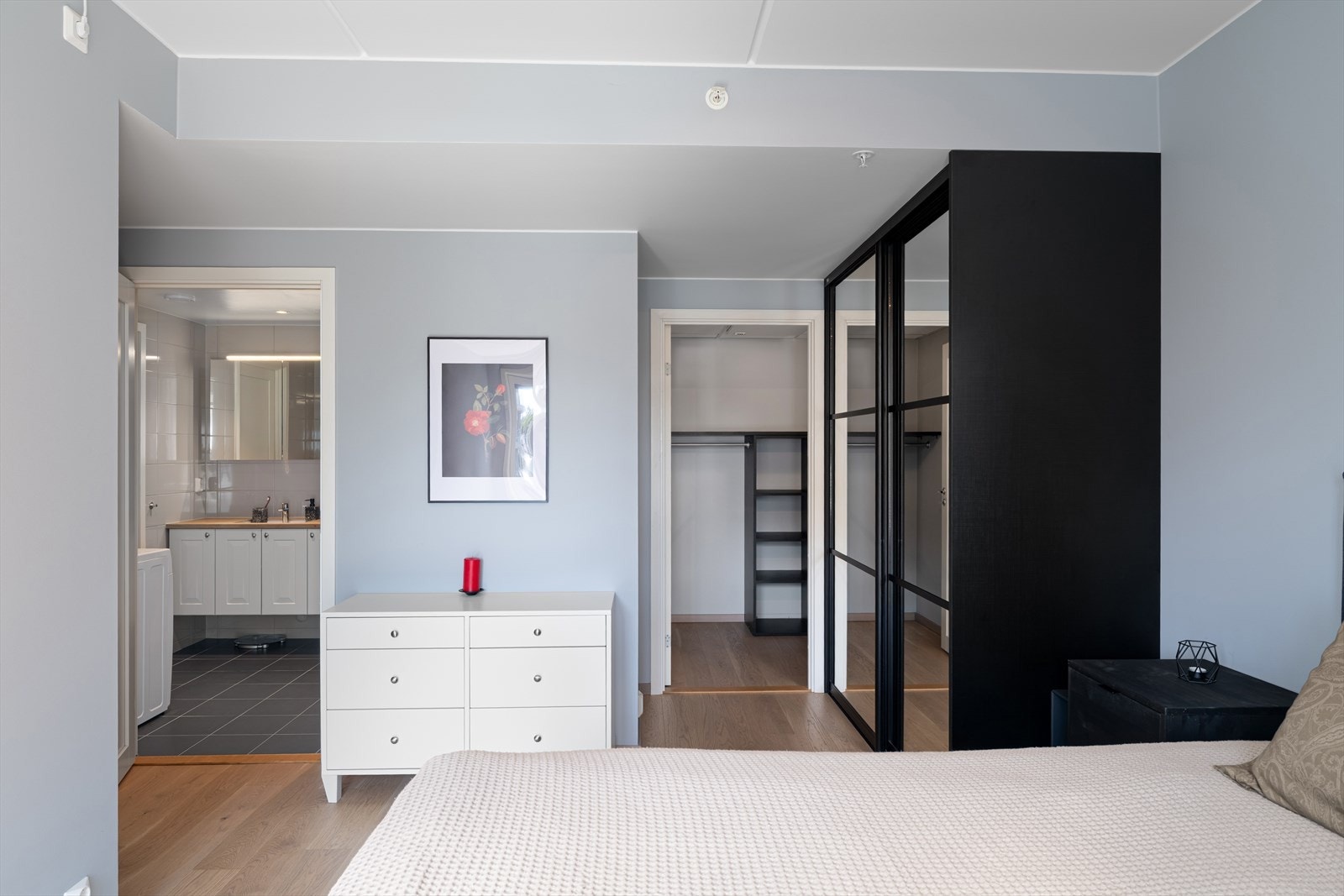 Hovedsoverom har eget bad og bod. Galleribilde