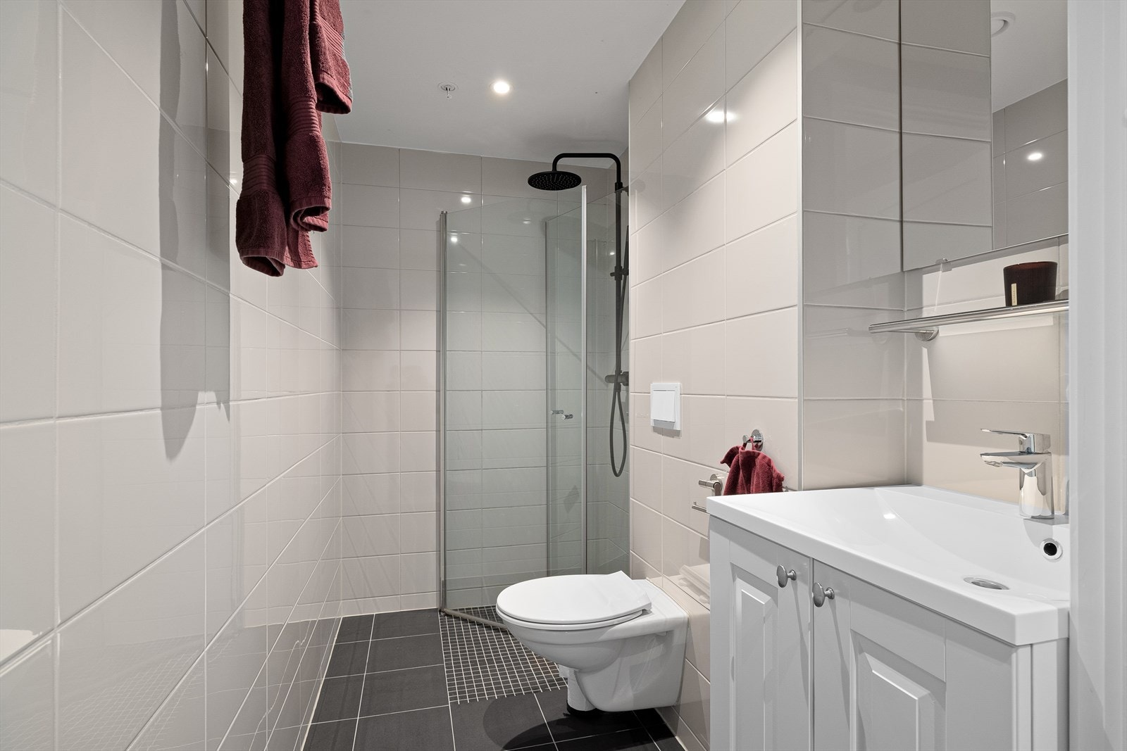 Moderne og tidløst baderom med dusj, wc og baderomsinnredning. Galleribilde