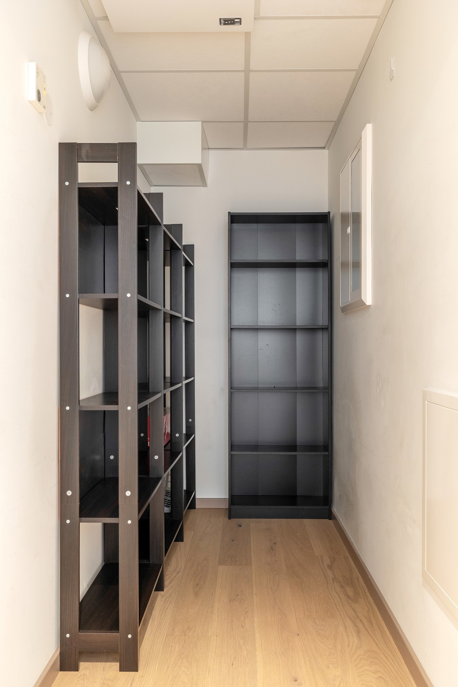 Fra entreen er det adkomst til en innvendig bod med lagringsplass Galleribilde