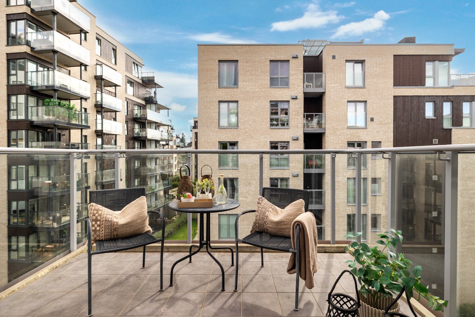 Balkongen er ca. 10 kvm Galleribilde