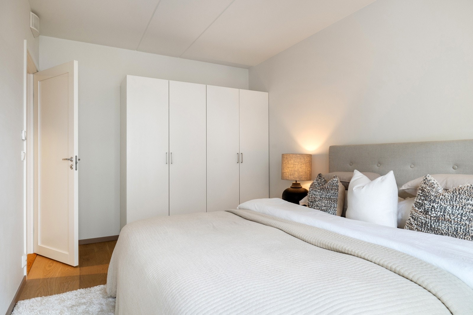 Klær kan ryddes pent i en garderobe Galleribilde