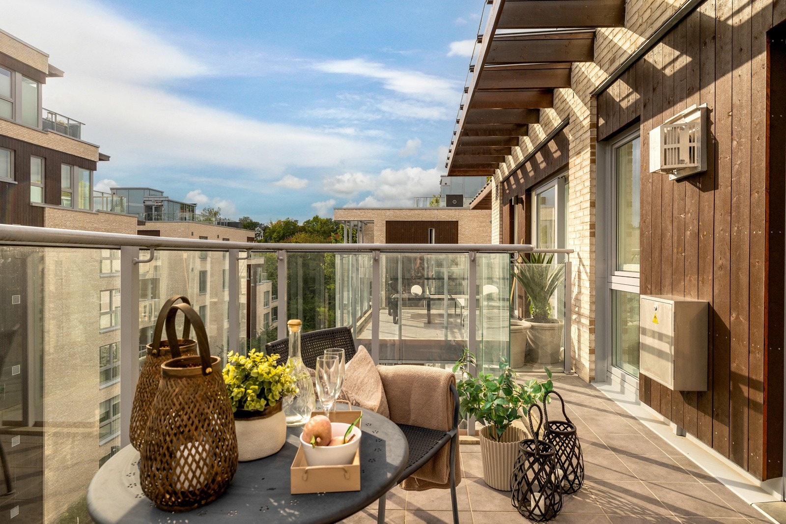 Balkongen er romslig og har god plass til utemøblement og grill, en herlig forlengelse av stuen i sommerhalvåret Galleribilde