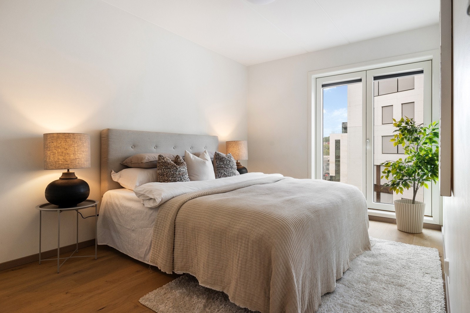 Hovedsoverommet har god plass til dobbeltseng og nattbord Galleribilde