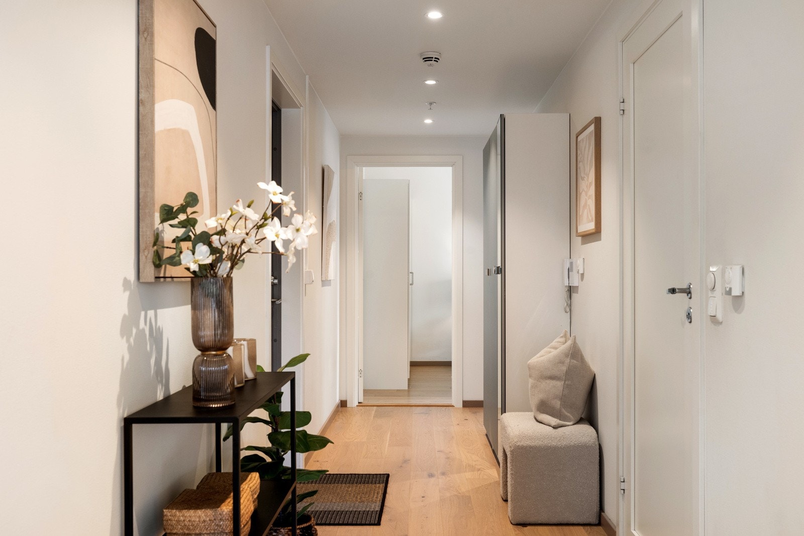 I entreen er kan sko, yttertøy og utstyr kan ryddes pent vekk i en garderobe Galleribilde