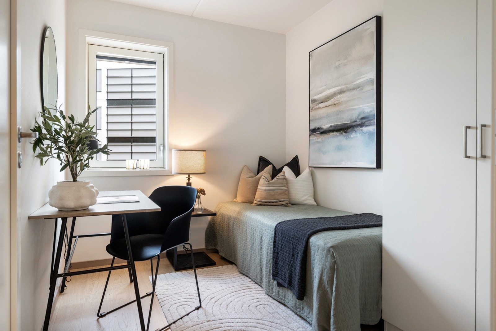 Soverom II har plass til seng og klær kan ryddes vekk i en garderobe. Rommet er perfekt å bruke som barnerom eller kontor Galleribilde