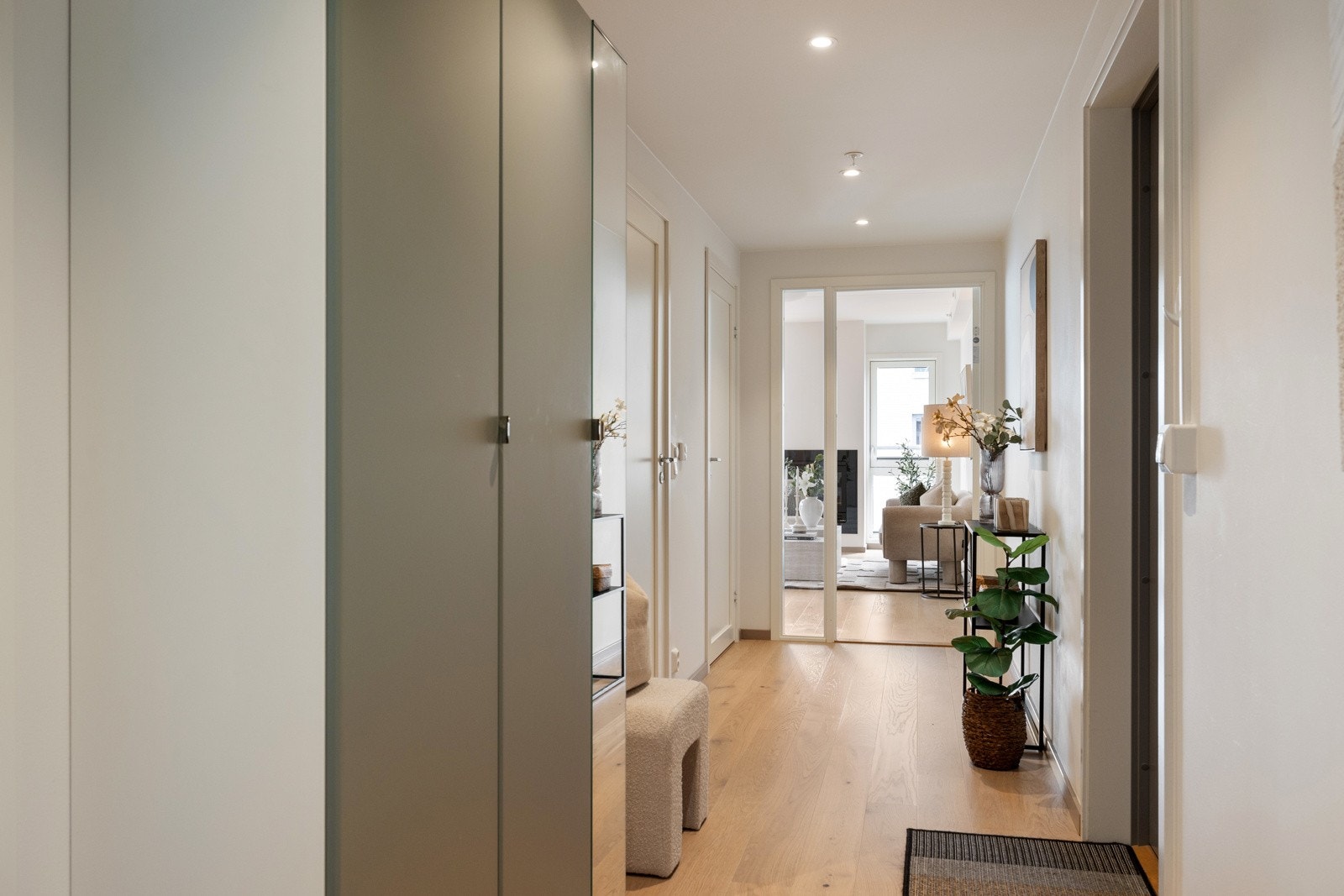 Leiligheten ligger i 5. etasje og har en innbydende entré med downlights, slette veggflater og enstavs parkett med behagelig vannbåren gulvvarme Galleribilde