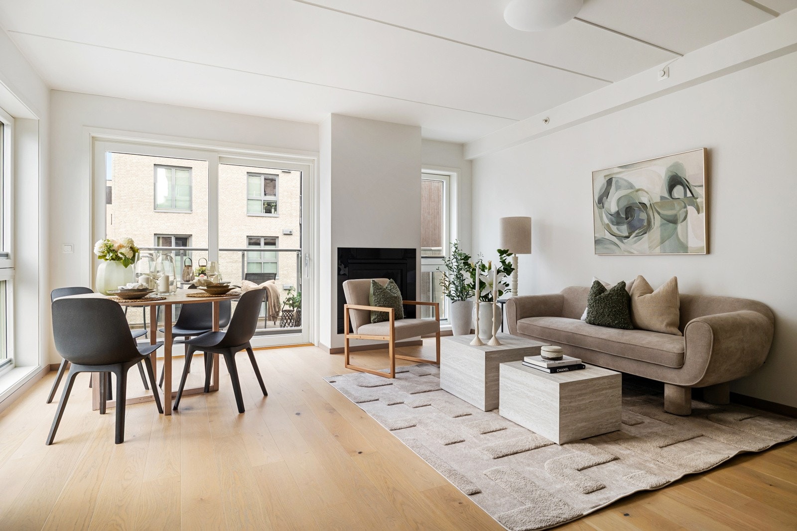 Her har du plass til både sofagruppe og spisebord Galleribilde