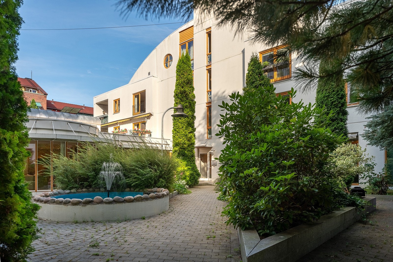 Det er kun personer fra 55 år, uten hjemmeboende barn som kan være andelseier. Det praktiseres forkjøp kun innad i borettslaget Galleribilde