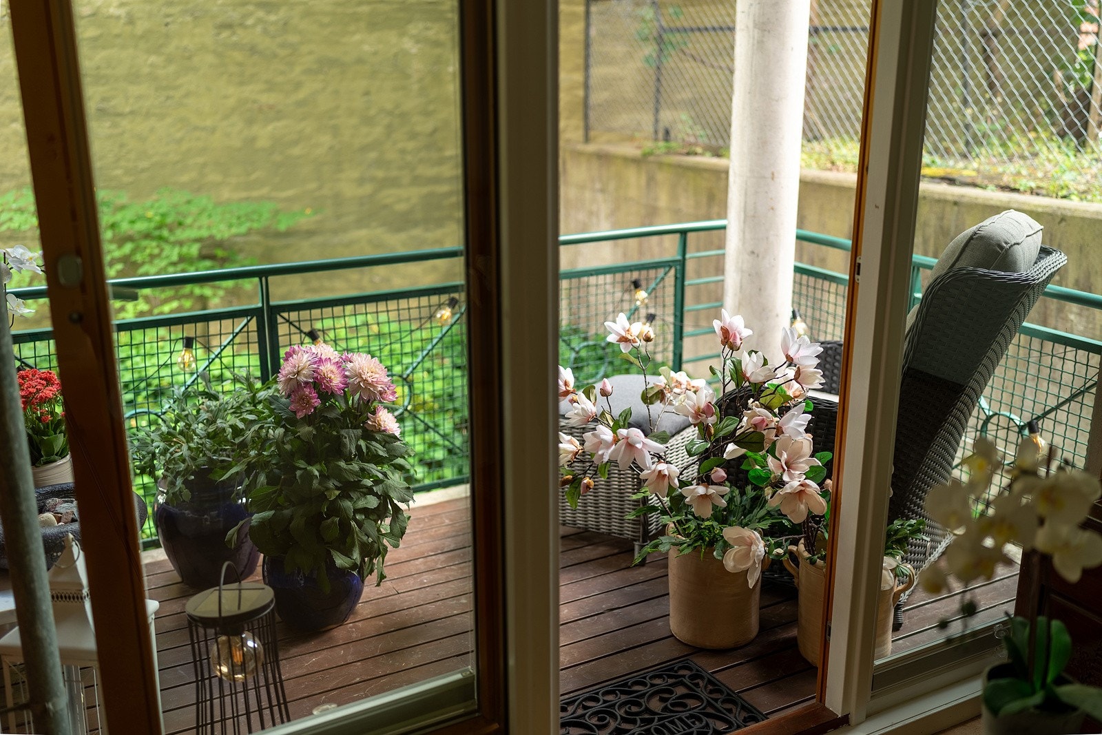 Balkongen er en herlig forlengelse av leiligheten i sommerhalvåret med plass til utemødlement og urtehage Galleribilde