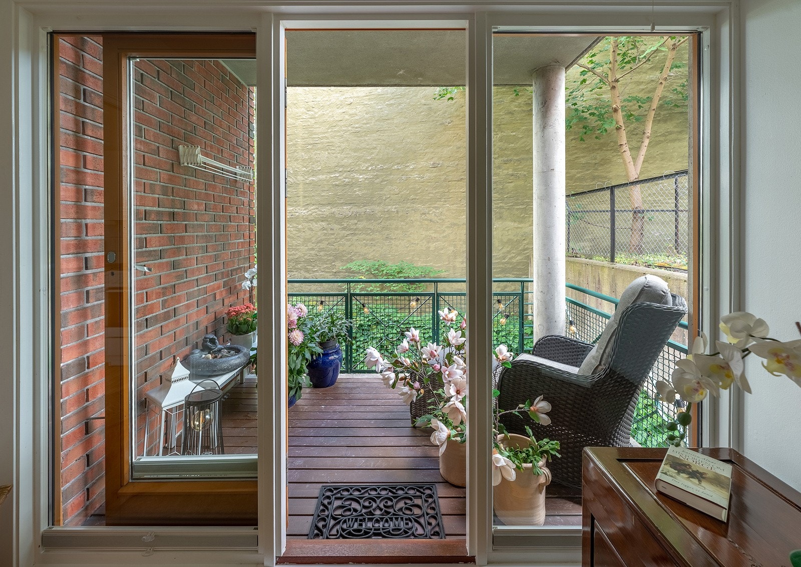 Hjørneleiligheten ligger i -1.etg fra oppgang og 2.etg på balkongsiden, med heis til takterrasse og bakkeplan Galleribilde