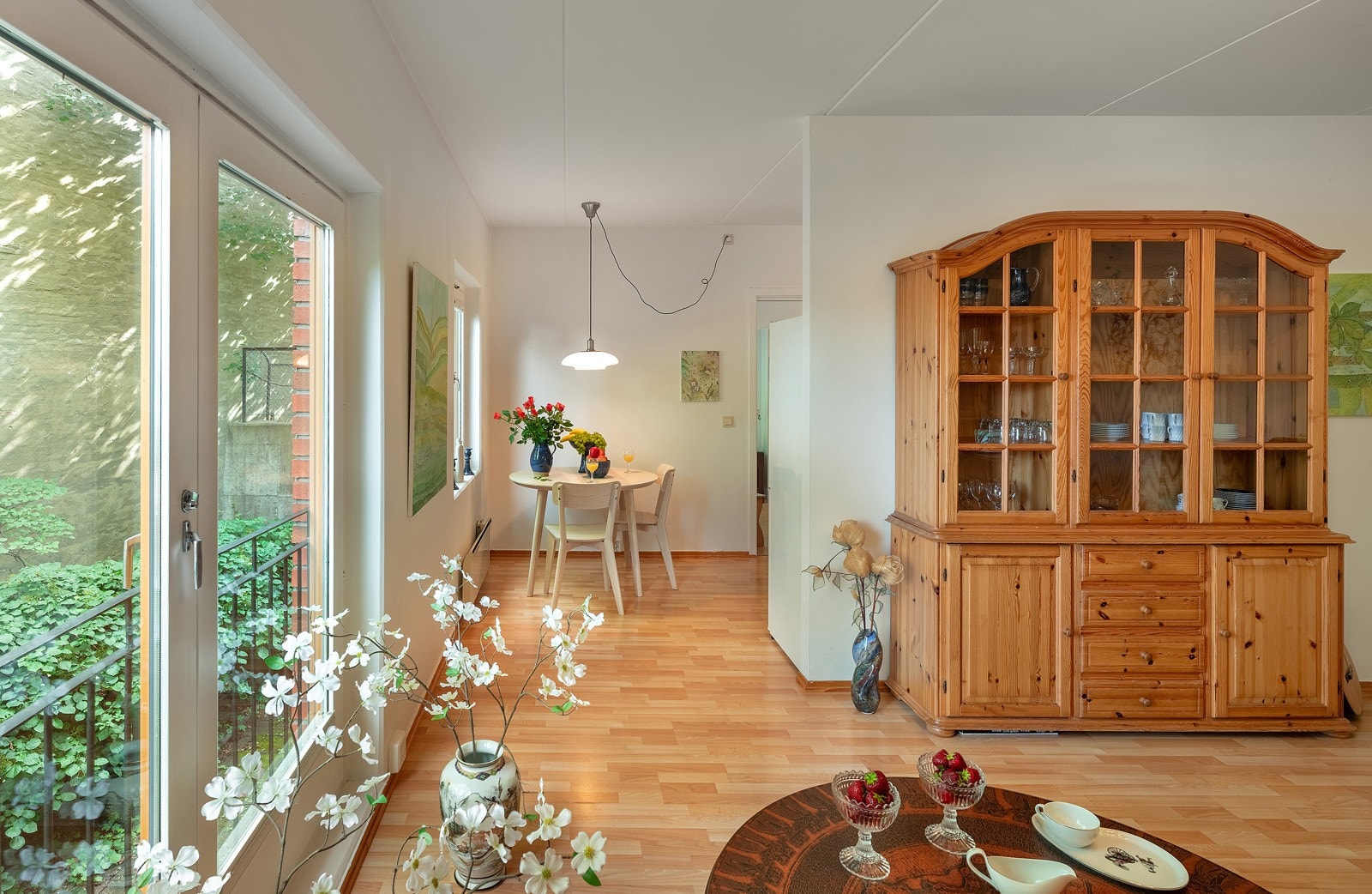 Stuen er et sosialt allrom med plass til sofagruppe, spisebord og kontorplass Galleribilde