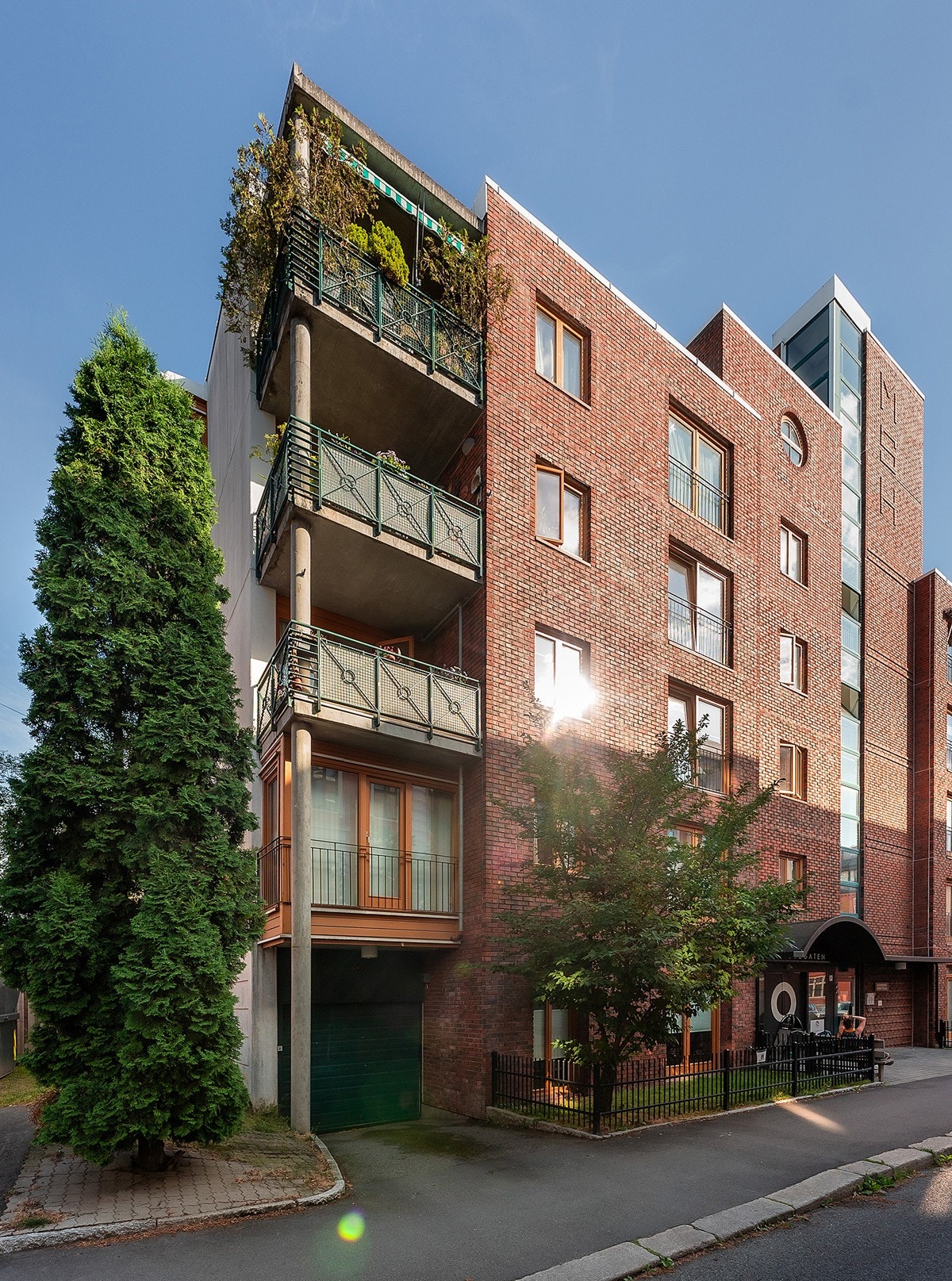 Det er mulig å leie p-plass etter venteliste, i garasjen som ligger på leilighetsplan. Her er det også gjesteparkering Galleribilde