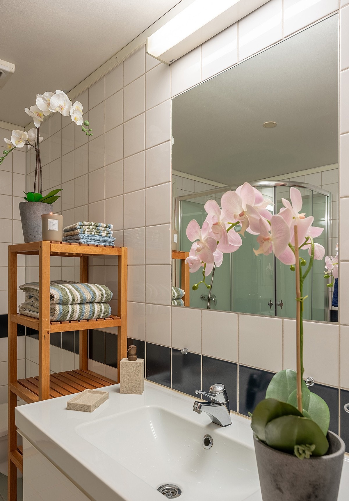 Badets sanitærutstyr består av dusjkabinett, toalett, og servantinnredning med to skuffefronter Galleribilde