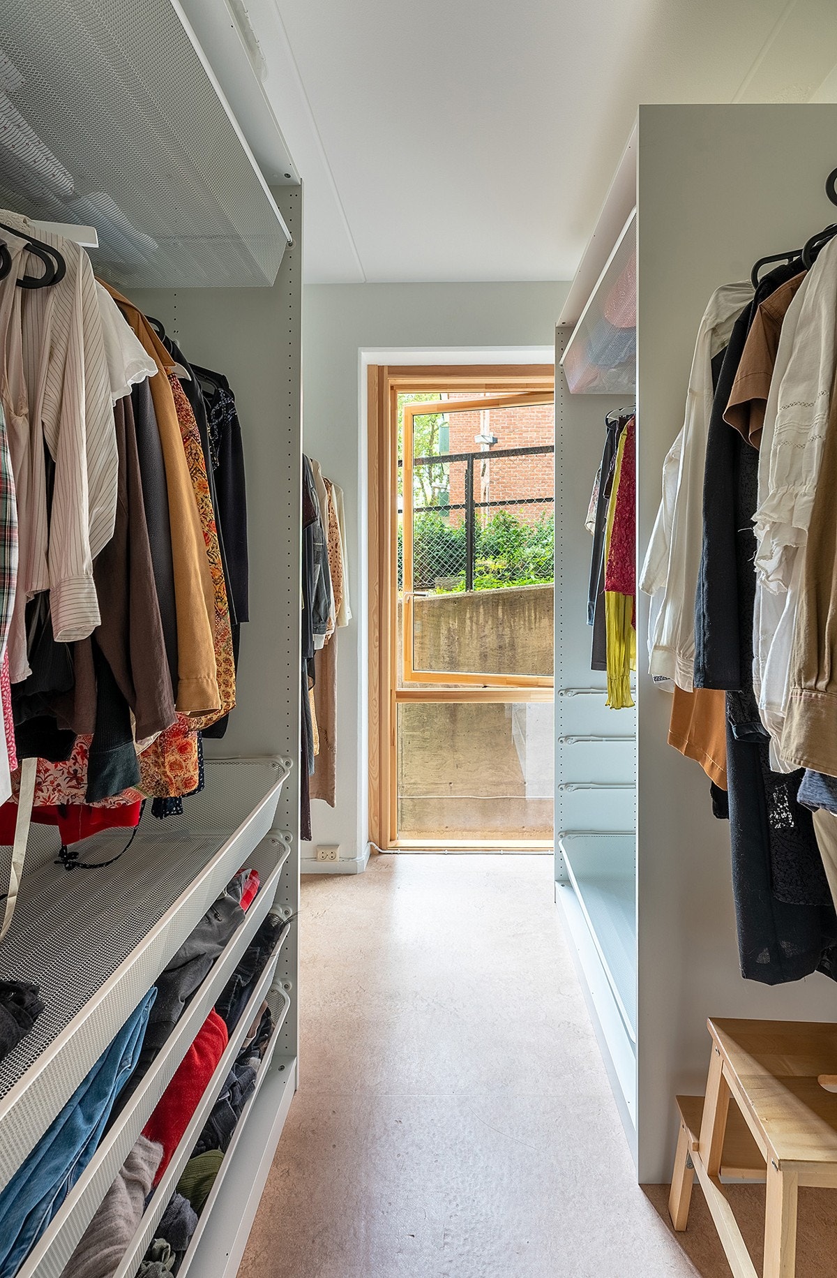 Fra soverommet er det adkomst til et lite soverom 2/omkledningsrom/kontor. Rommet er idag innredet som et omkledningsrom, og har rikelig med lagringsplass Galleribilde