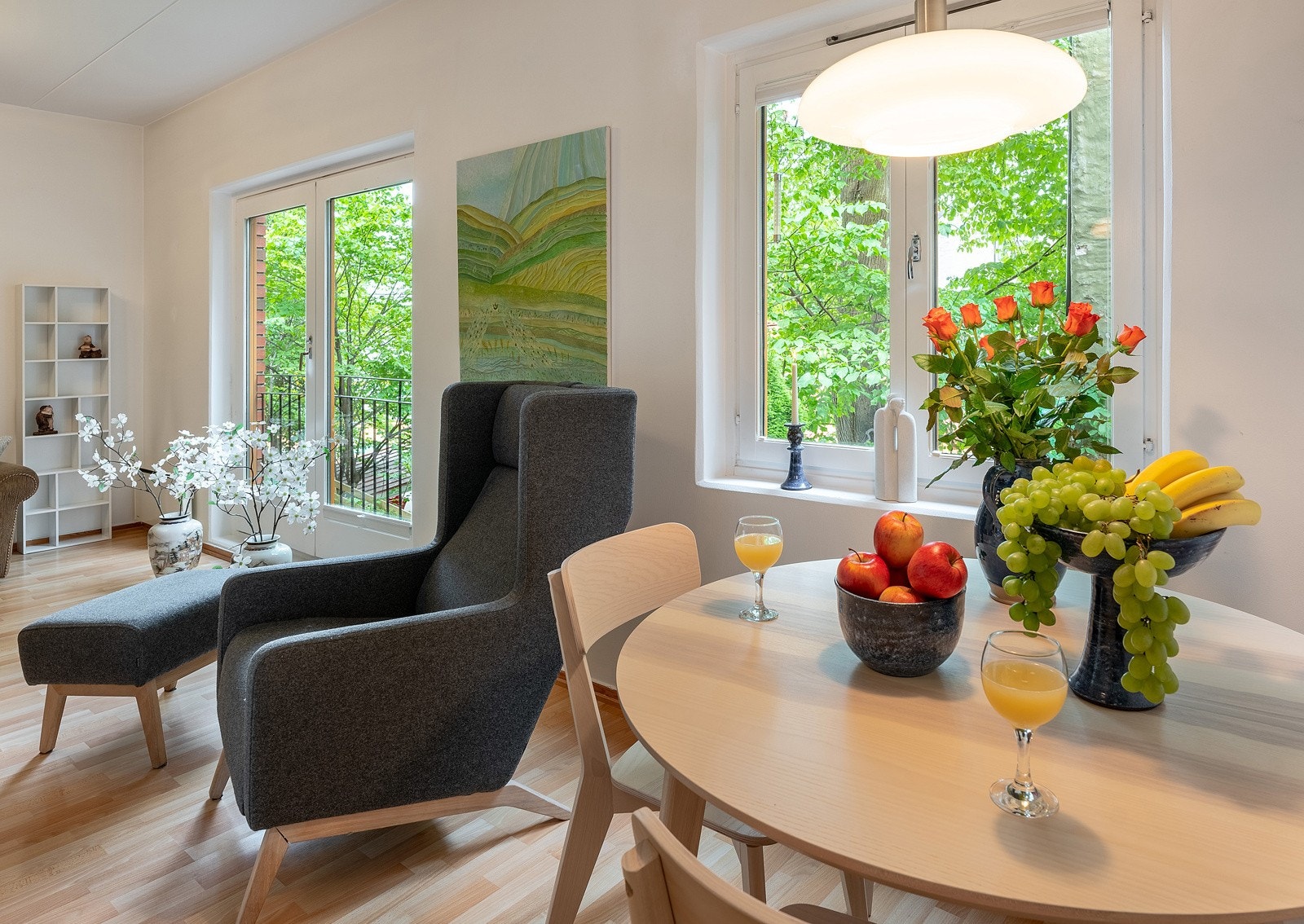 Leilighetens stue ligger i halvåpen løsning med kjøkkenet Galleribilde